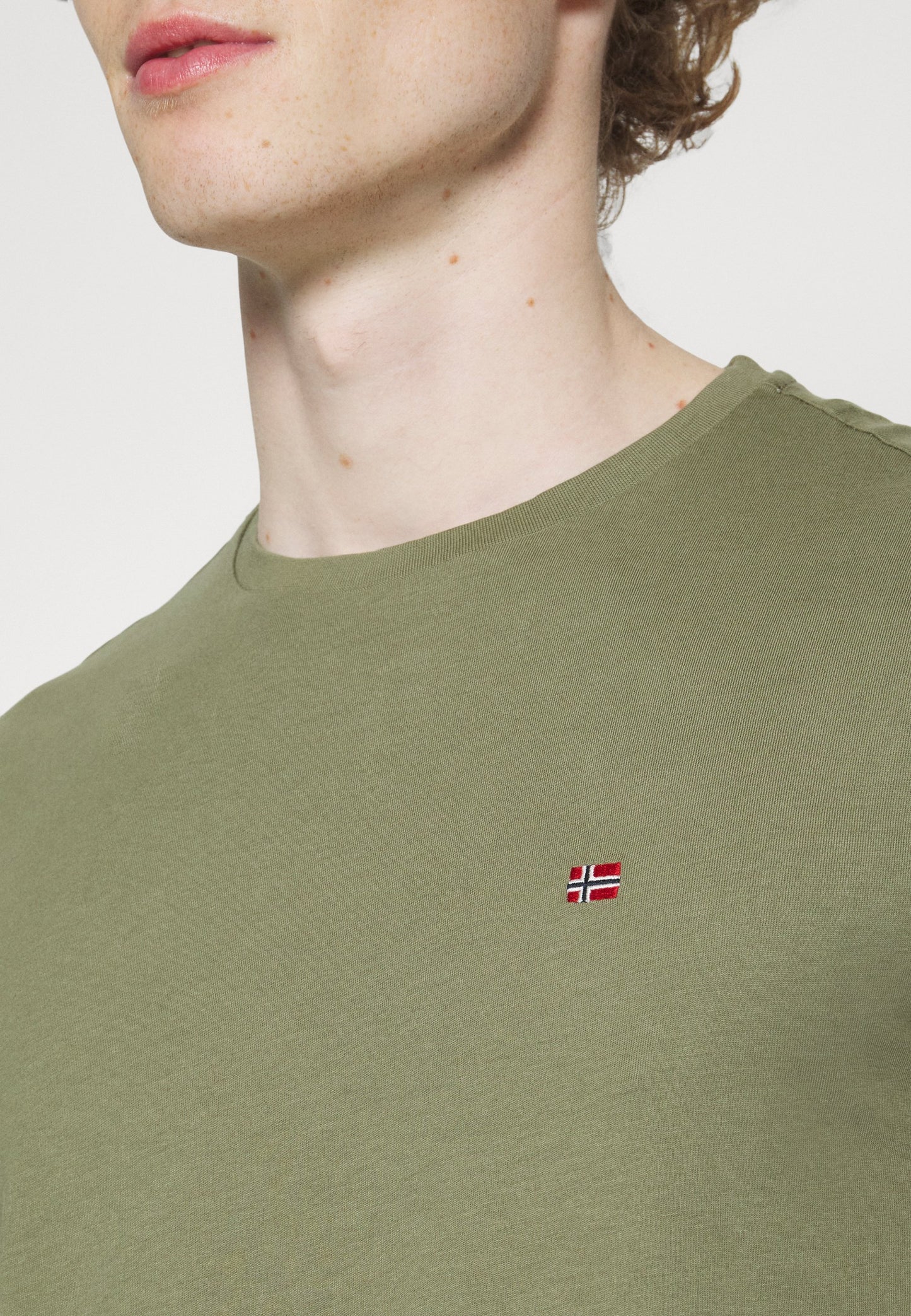 NAPAPIJRI T-Shirt girocollo maniche corte con bandierina ricamata sul petto SALIS SS SUM