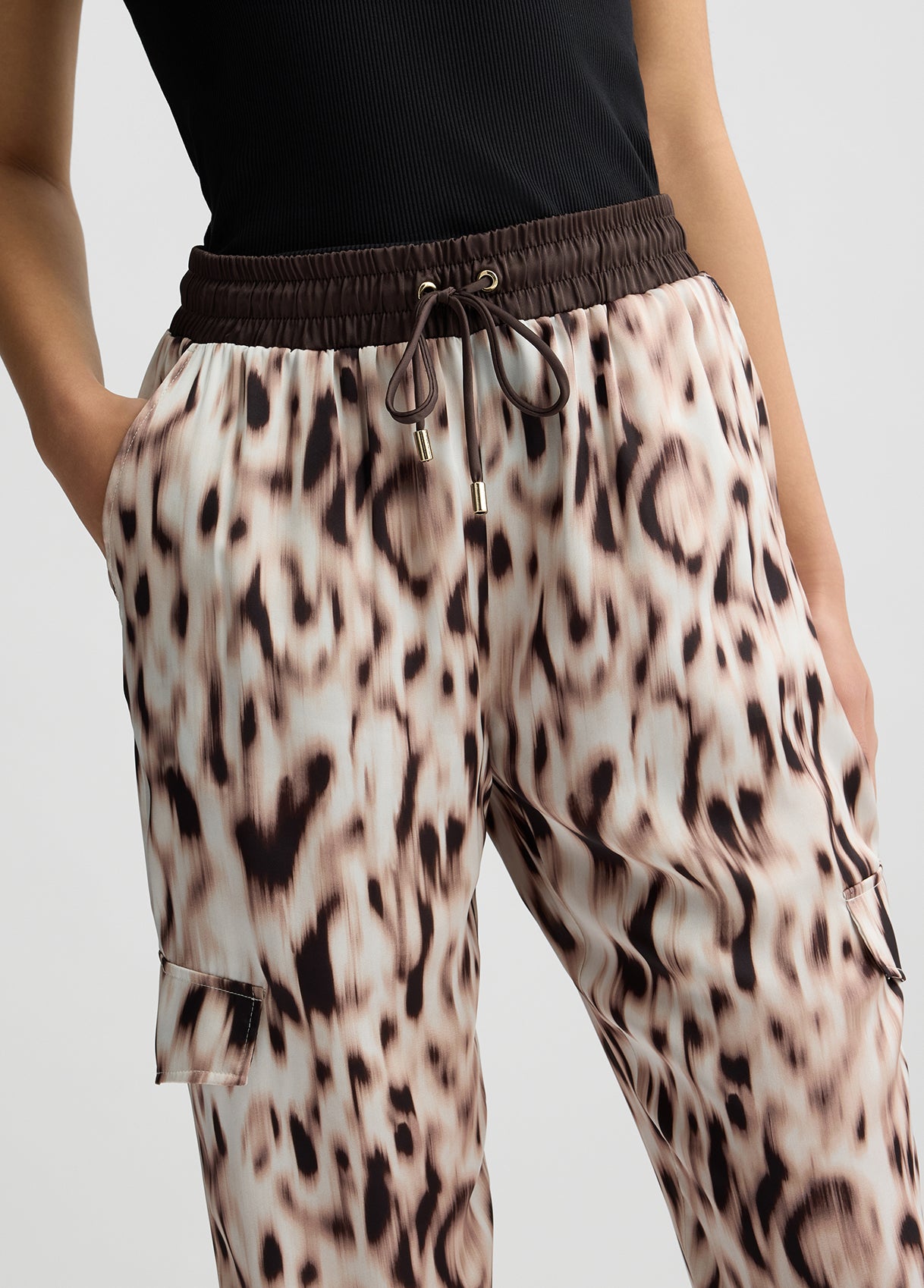 LIU JO Pantaloni jogger cargo in raso animalier marrone con molla sul fondo