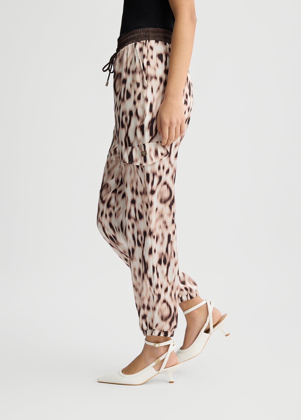 LIU JO Pantaloni jogger cargo in raso animalier marrone con molla sul fondo