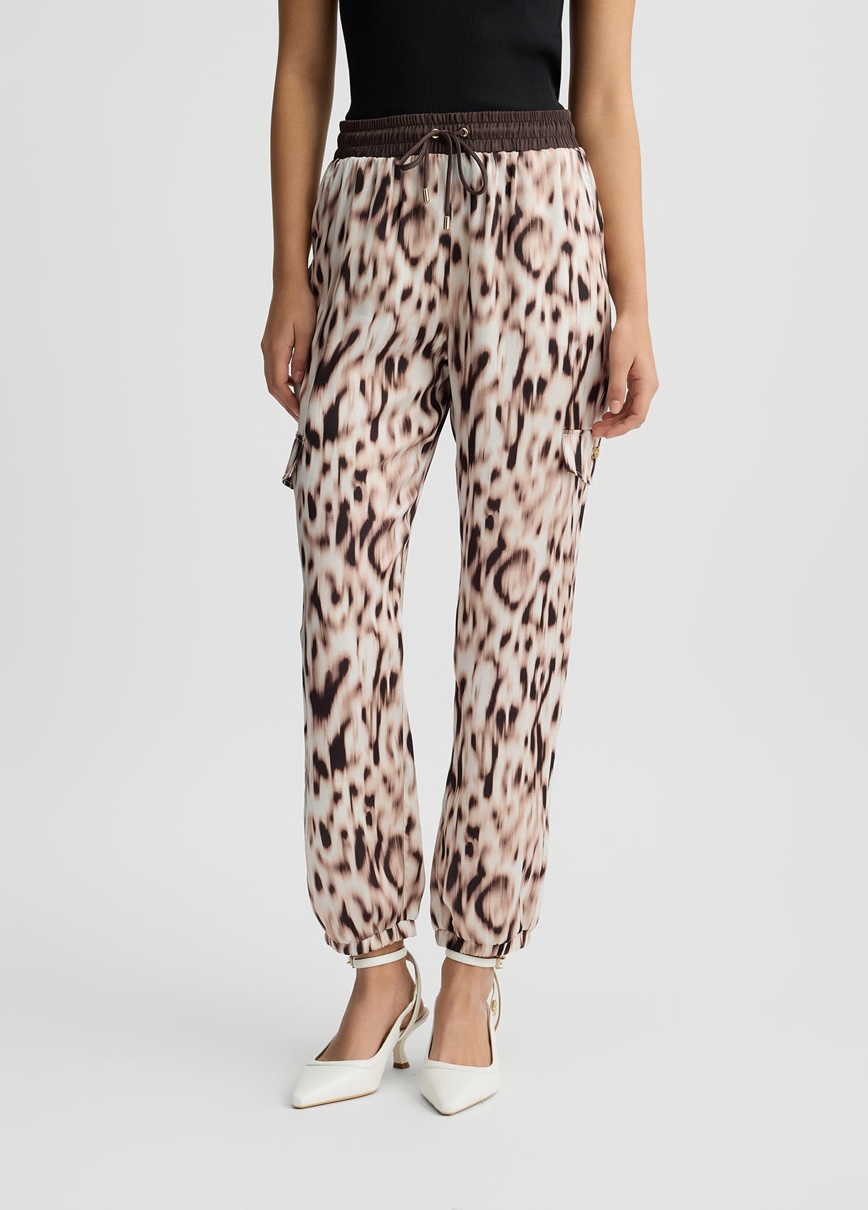 LIU JO Pantaloni jogger cargo in raso animalier marrone con molla sul fondo