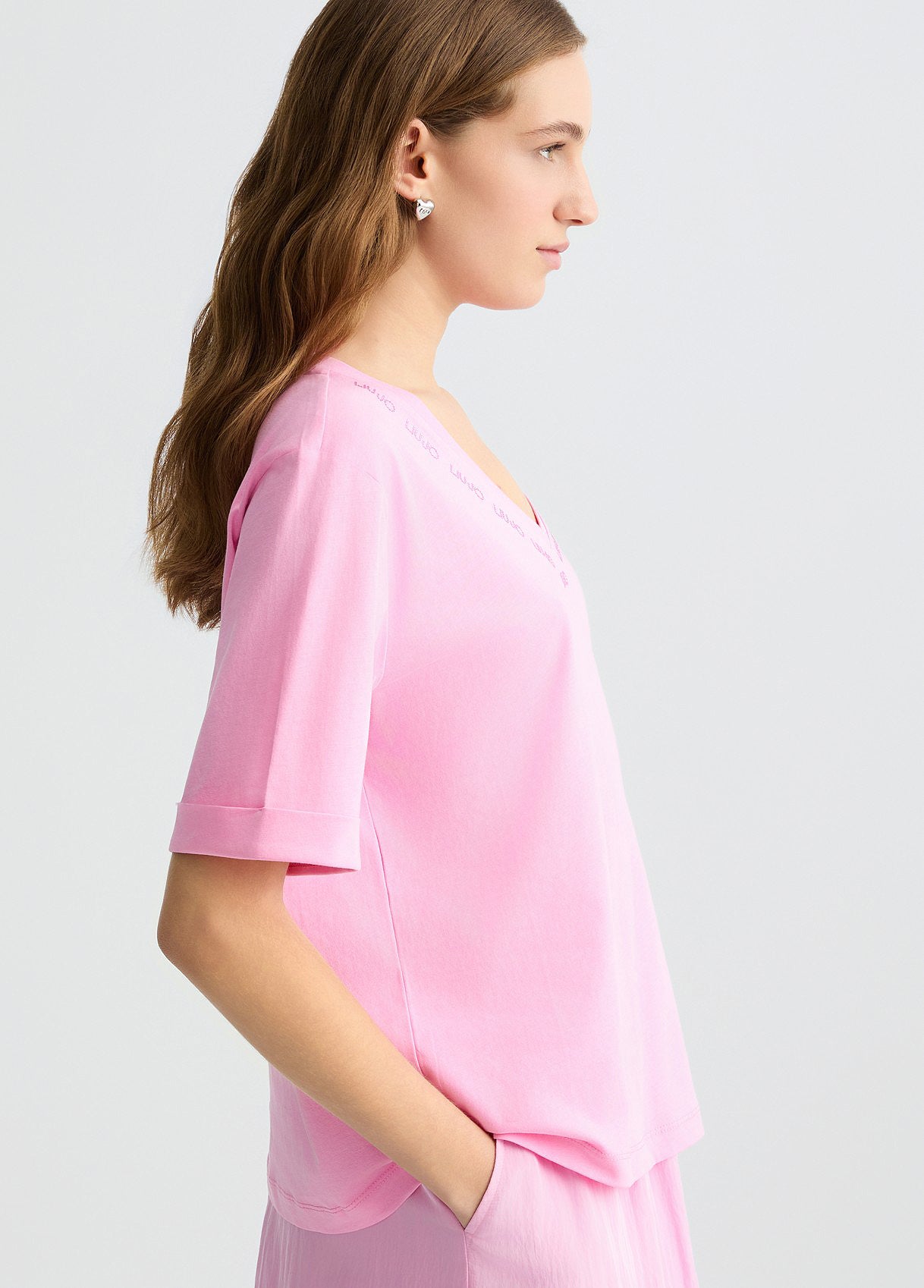 LU JO T-Shirt maniche corte a scatoletta scollo V con loghi intorno alla scollatura rosa e gialla