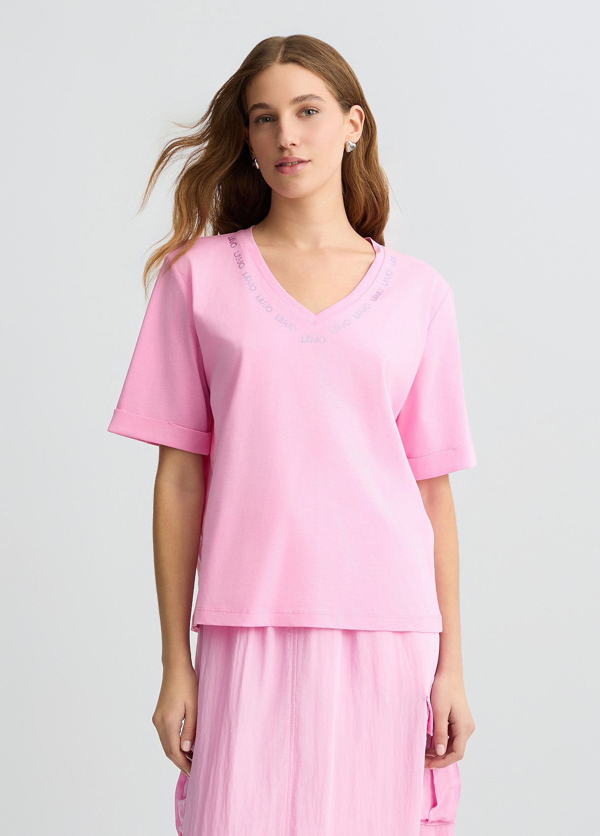 LU JO T-Shirt maniche corte a scatoletta scollo V con loghi intorno alla scollatura rosa e gialla