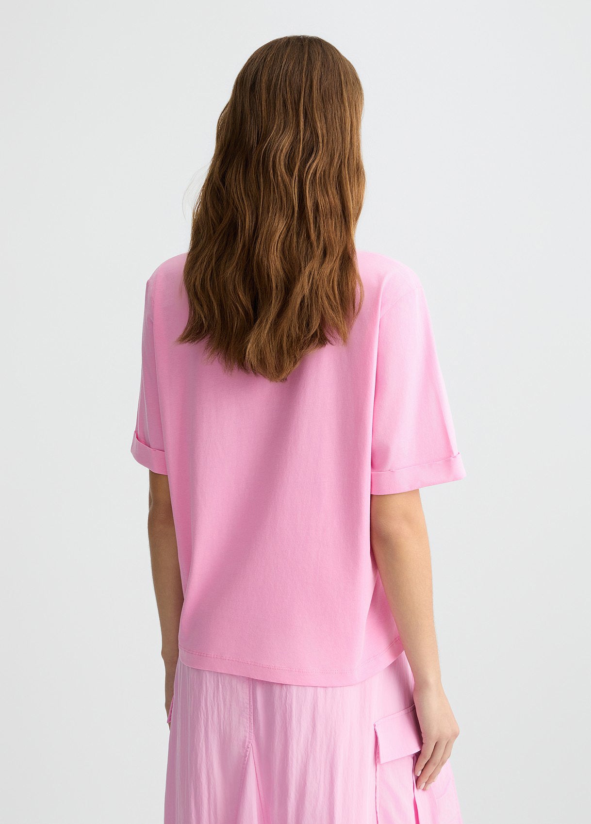 LU JO T-Shirt maniche corte a scatoletta scollo V con loghi intorno alla scollatura rosa e gialla