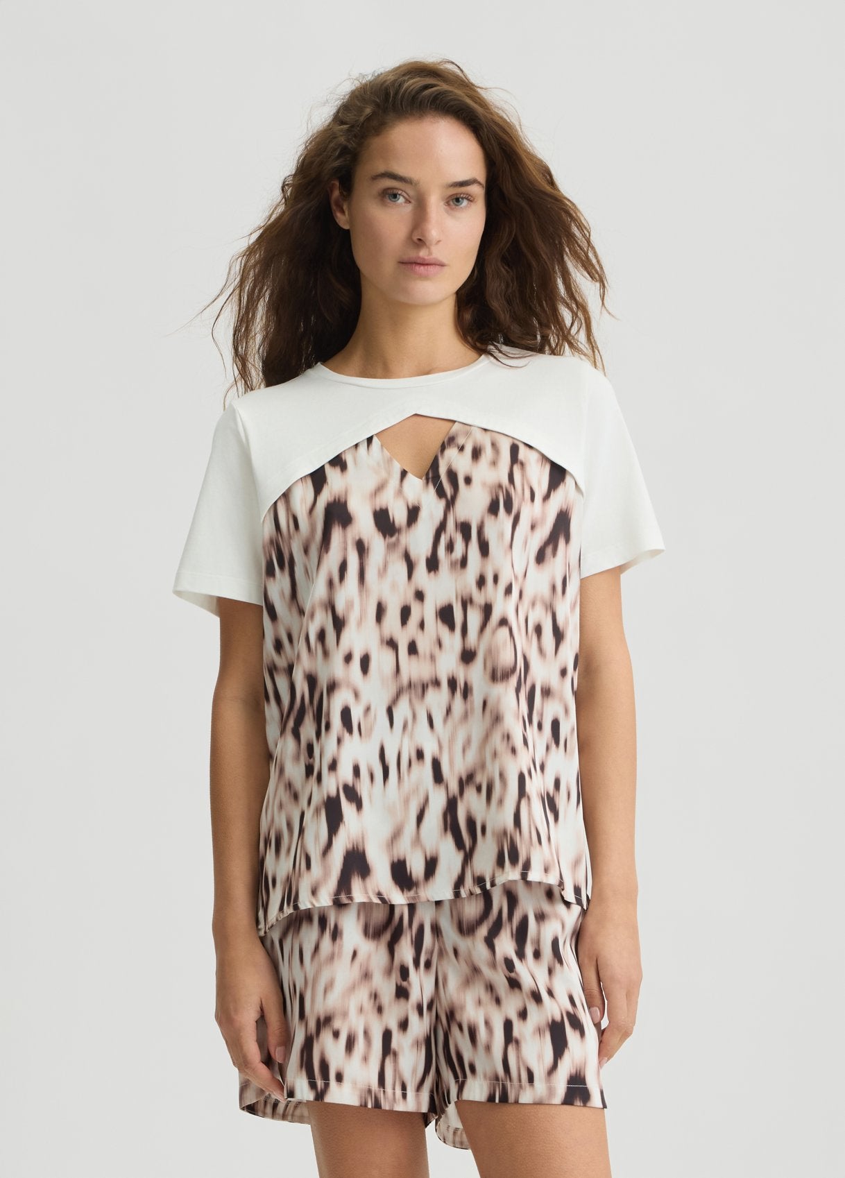 LIU JO T-Shirt maniche corte con oblò e inserto in raso stampa animalier