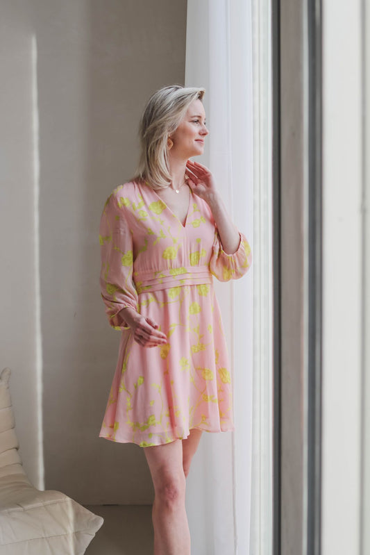 NENETTE Abito corto in voile fantasia rosa e gialla maniche 3/4