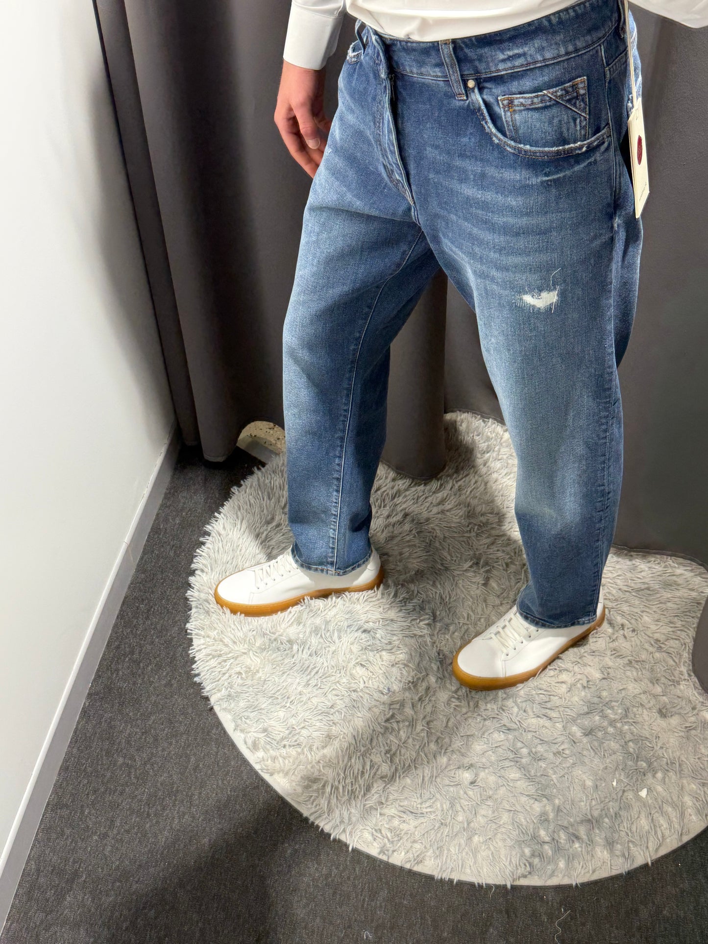 TELERIA ZED Jeans gamba dritta con leggeri strappi lavaggio medio