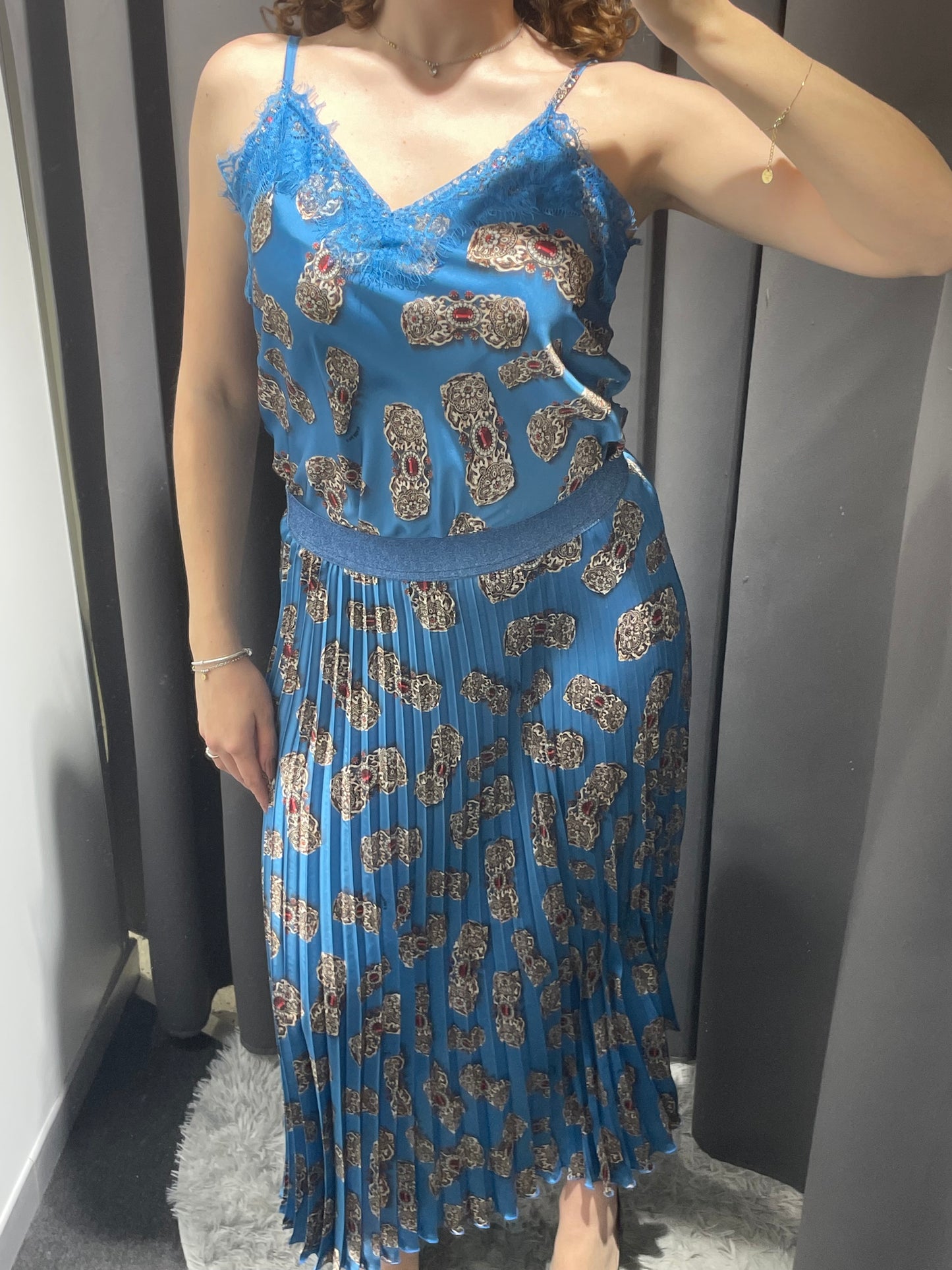 IL THÈ DELLE 5 Gonna plissé turchese con stampa bracciali e molla in vita