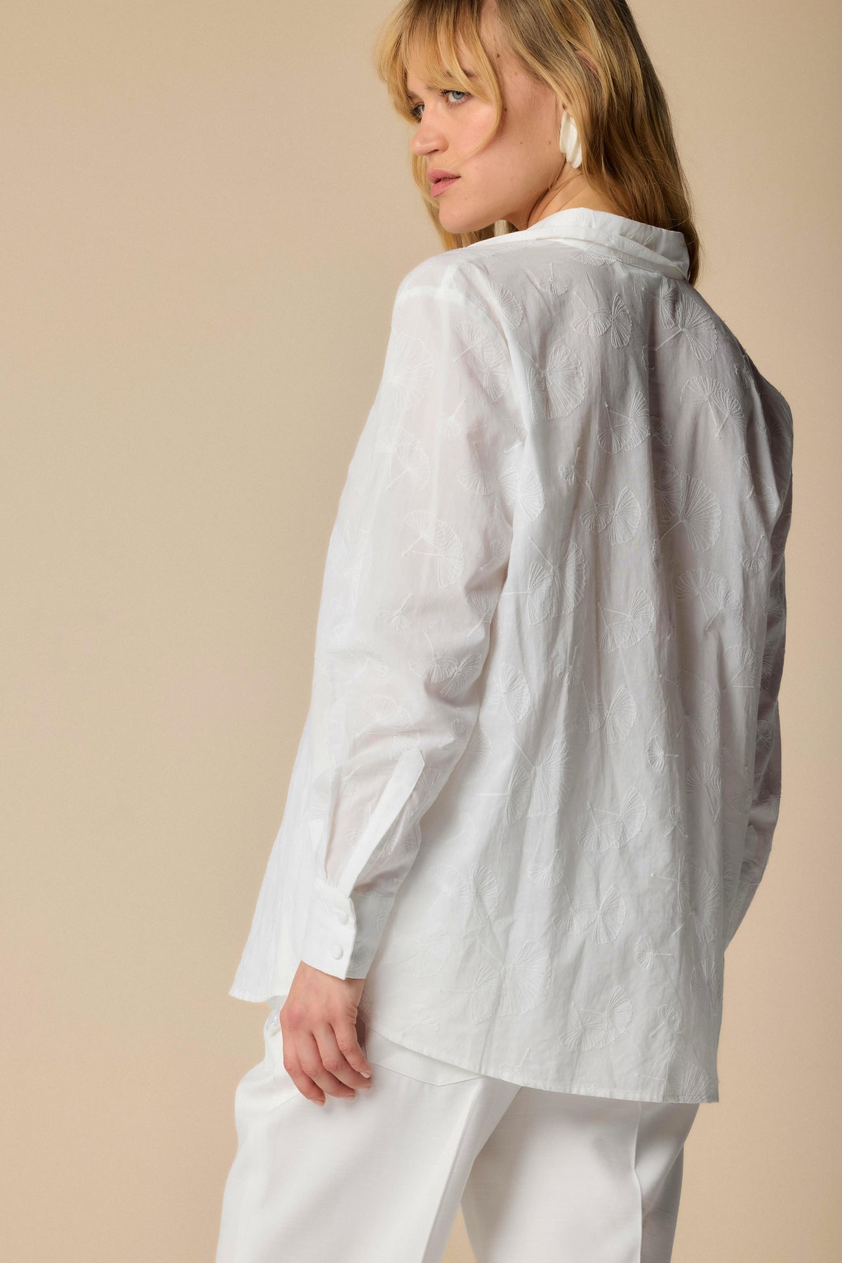KOCCA Camicia in mussola di cotone ricamata tono su tono