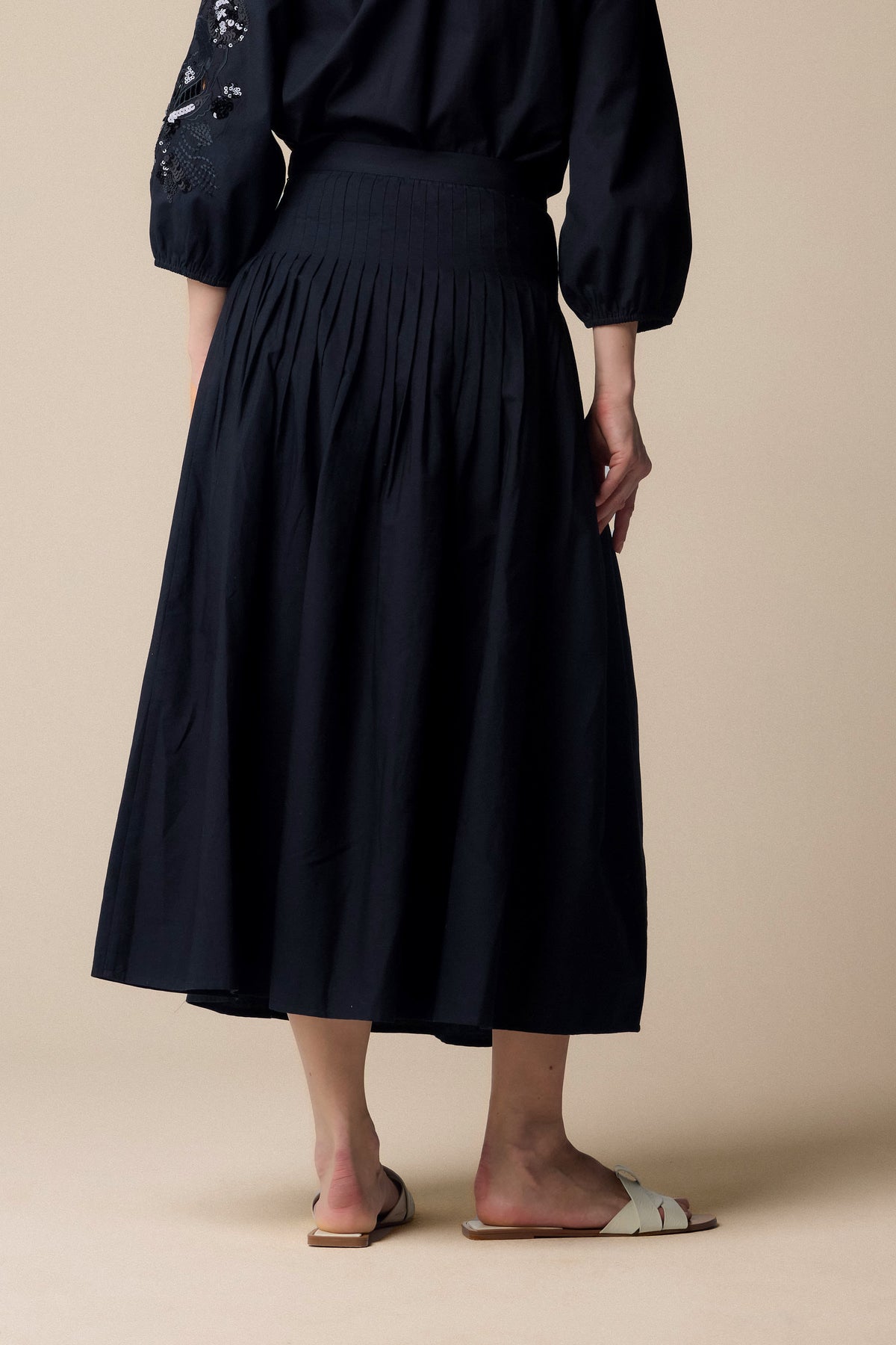 KOCCA Gonna nera lunghezza midi con ricami e paillettes sul fondo