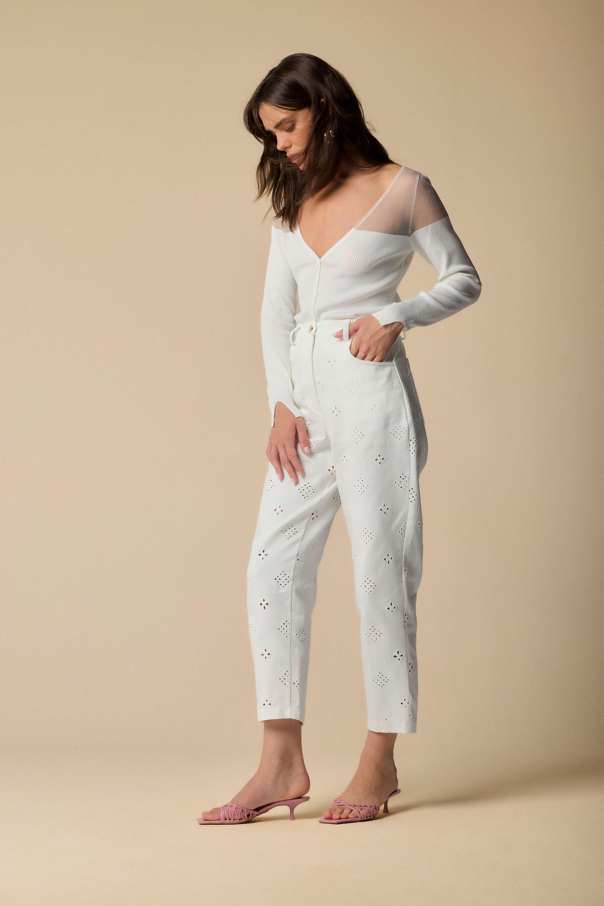 KOCCA Pantaloni cropped in pizzo sangallo bianco gamba mom fit