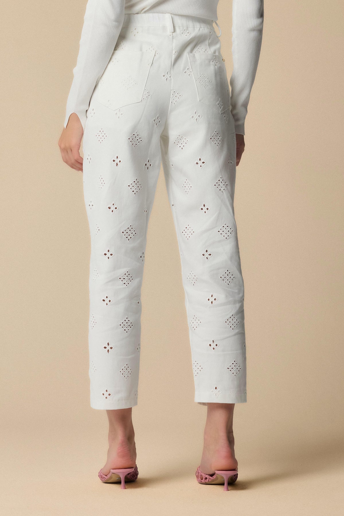 KOCCA Pantaloni cropped in pizzo sangallo bianco gamba mom fit