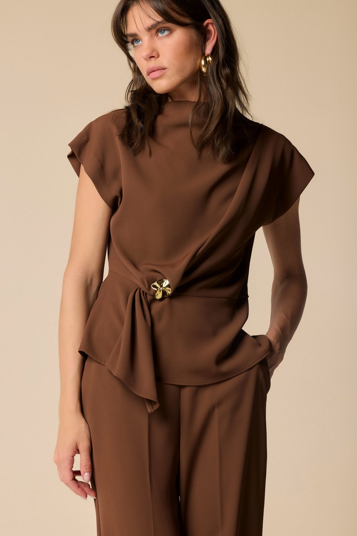 KOCCA Completo casacca e pantaloni con spilla oro