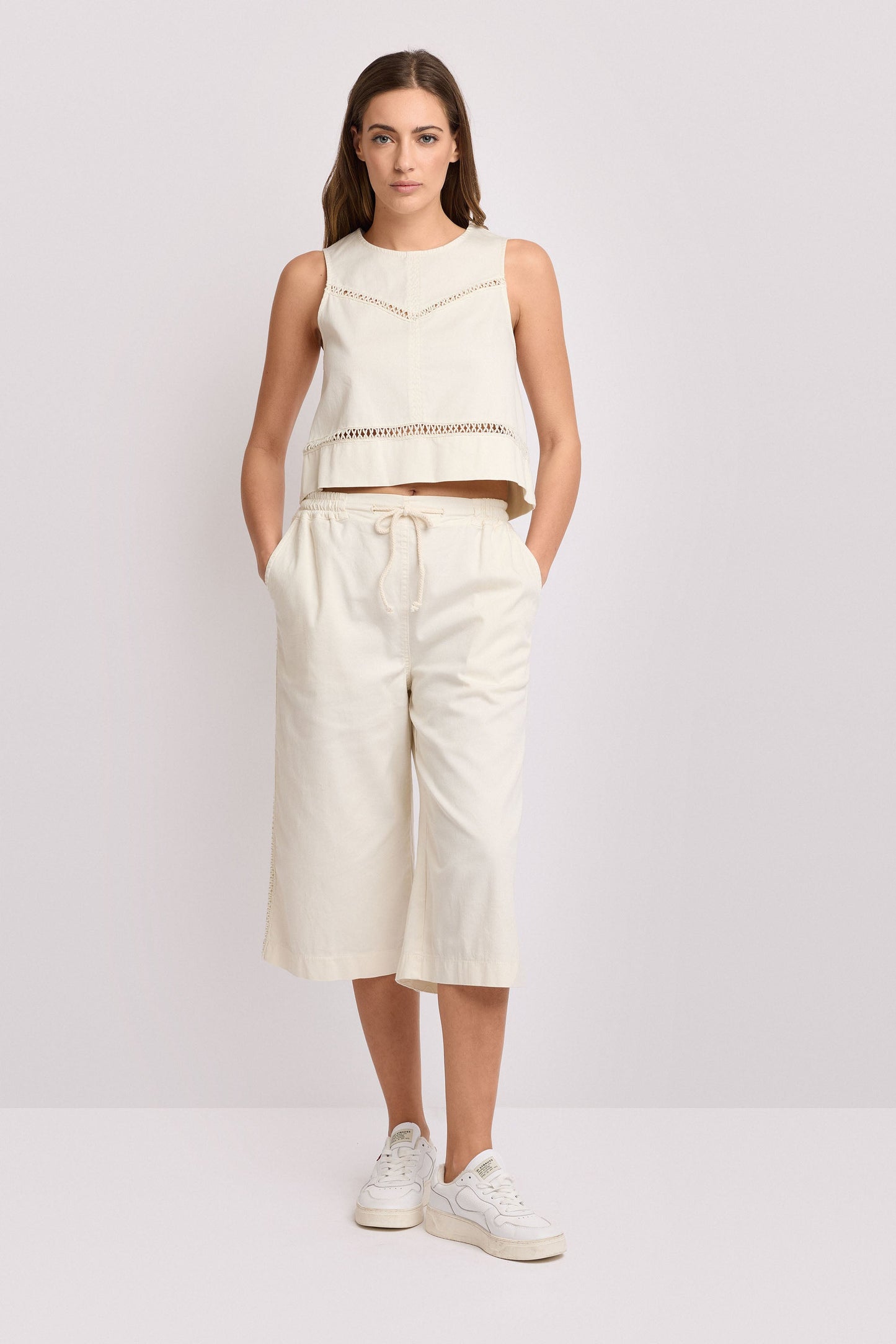 KOCCA Pantaloni cropped con molla e coulisse e inserti laterali in macramè