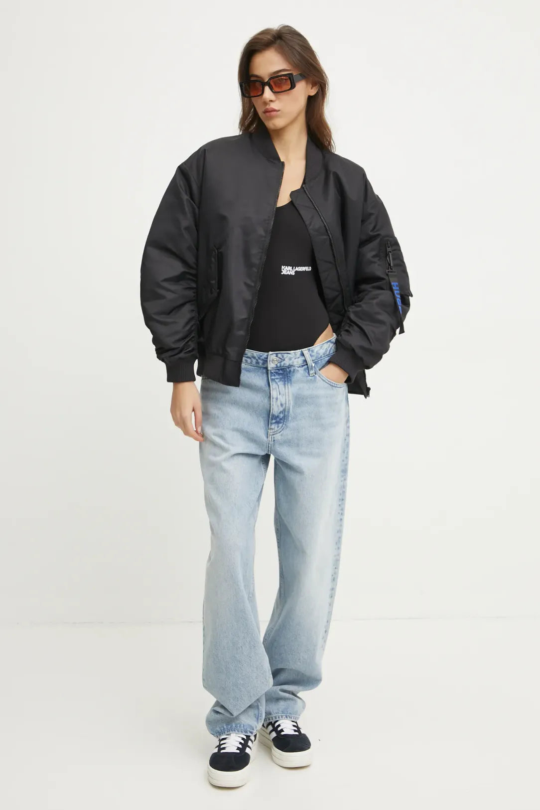 KARL LAGERFELD T-Shirt body maniche lunghe scollo a V nera con logo in contrasto bianco