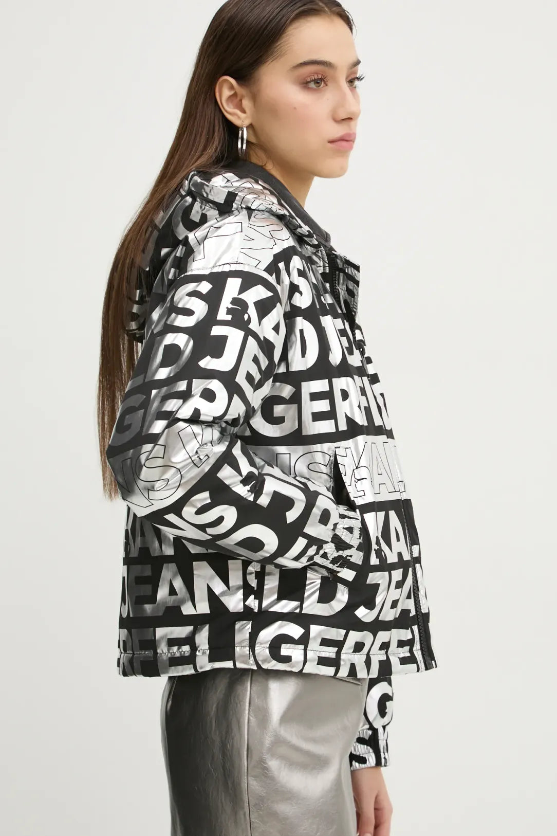 KARL LAGEFELD Giubbotto donna leggermente imbottito loghi all over argento nero