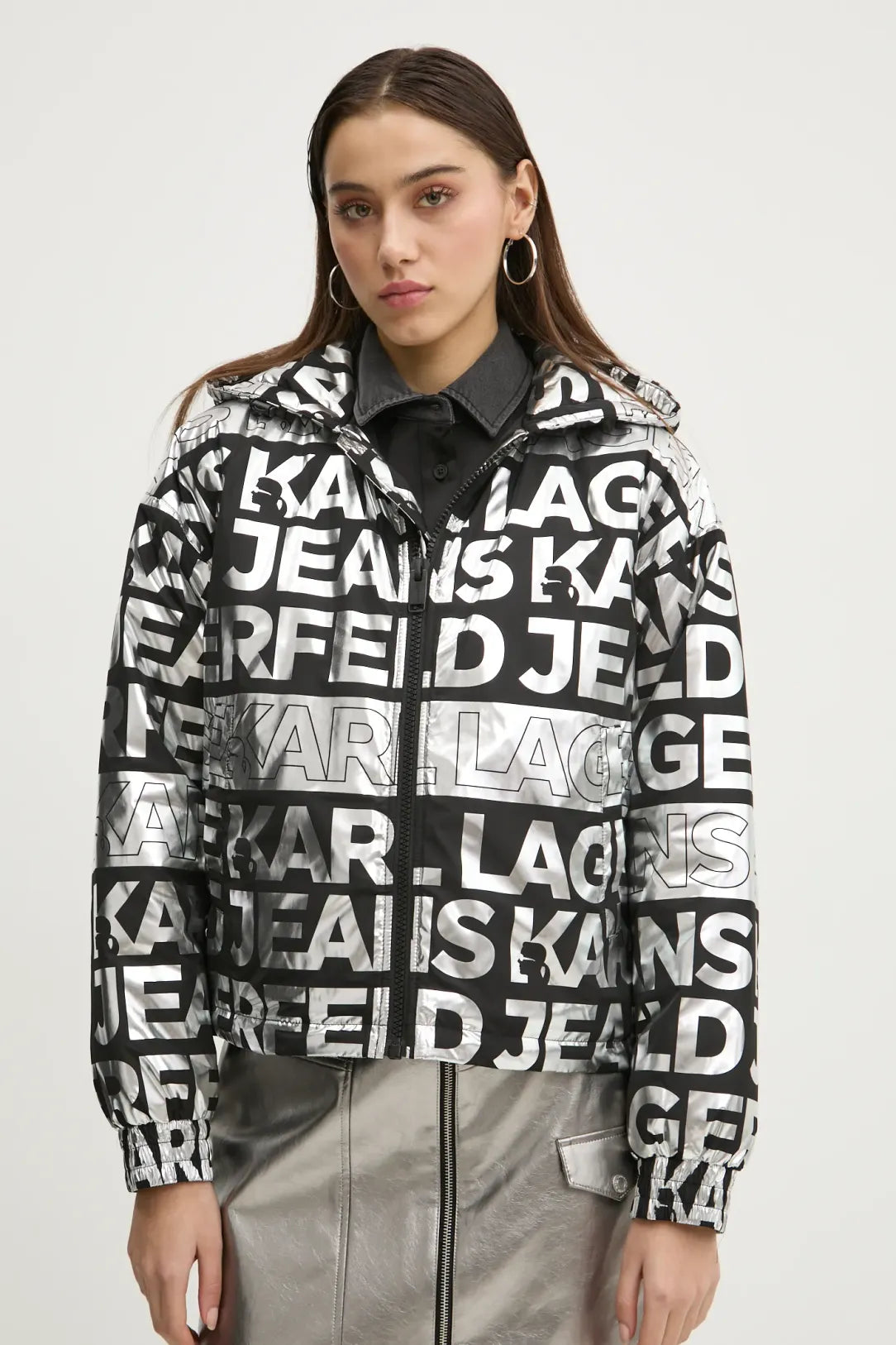 KARL LAGEFELD Giubbotto donna leggermente imbottito loghi all over argento nero