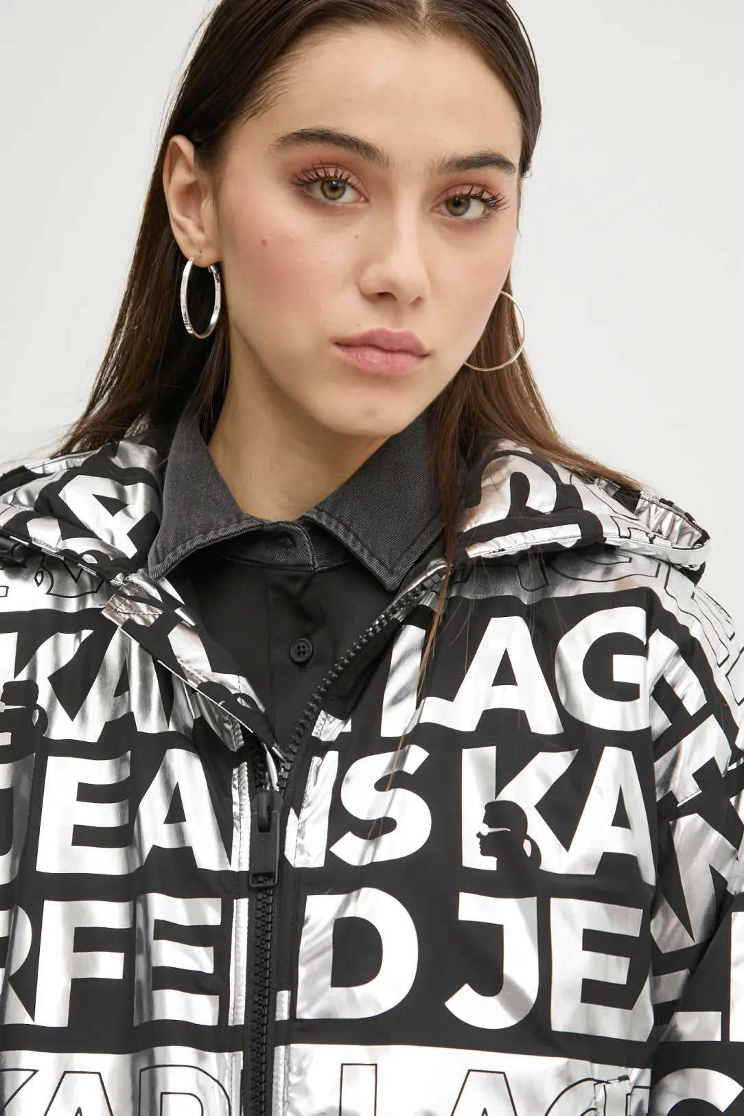 KARL LAGEFELD Giubbotto donna leggermente imbottito loghi all over argento nero