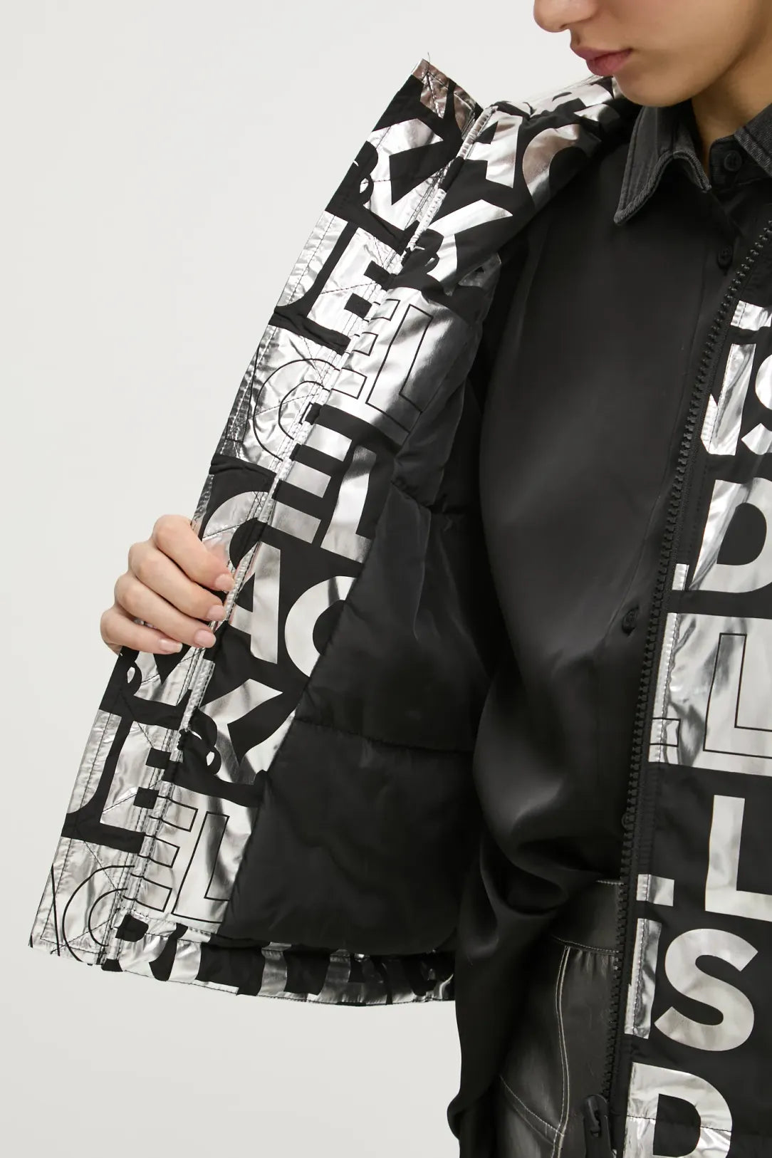 KARL LAGEFELD Giubbotto donna leggermente imbottito loghi all over argento nero