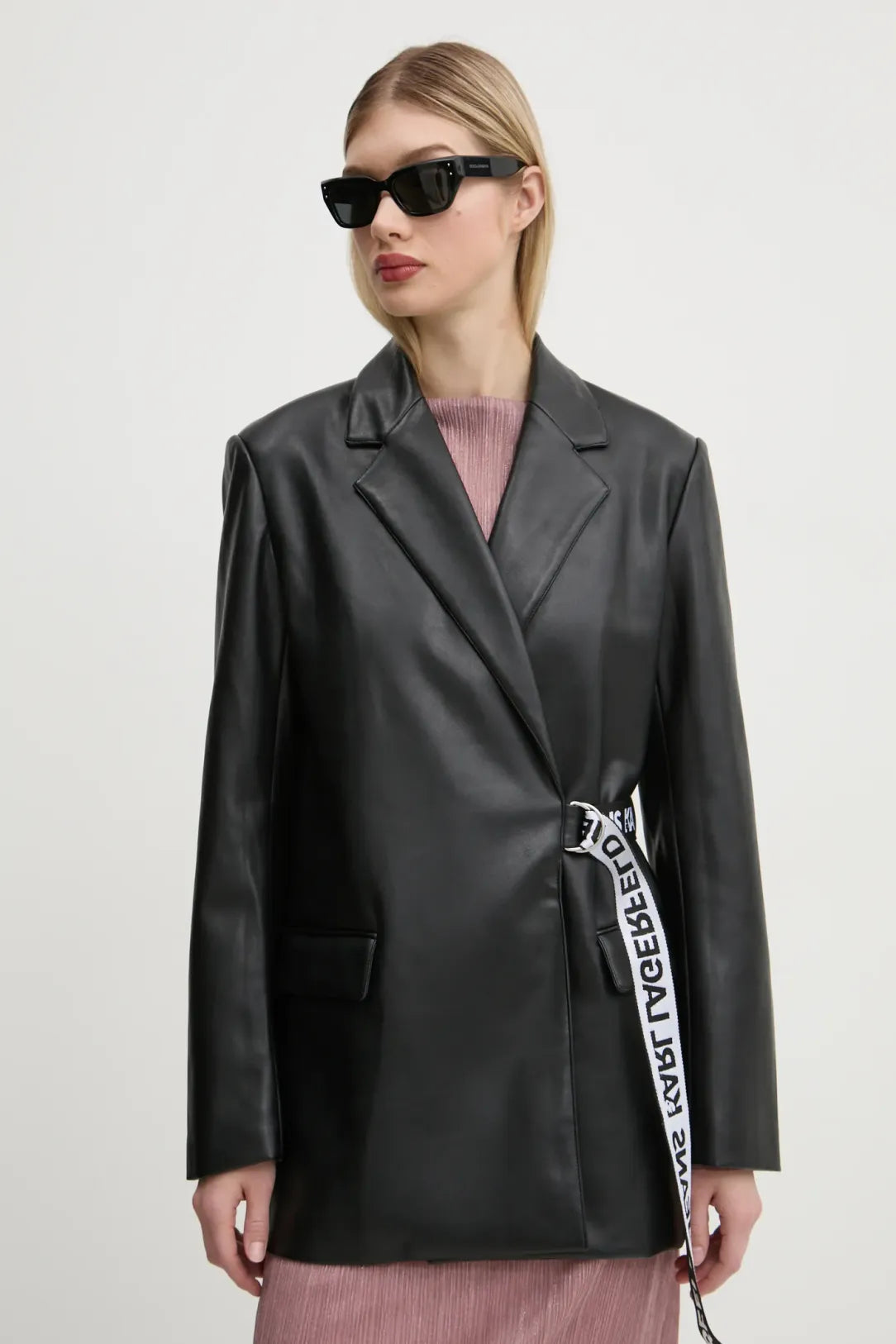 KARL LAGERFELD Giacca nera in ecopelle con chiusura asimmetrica a nastro logato