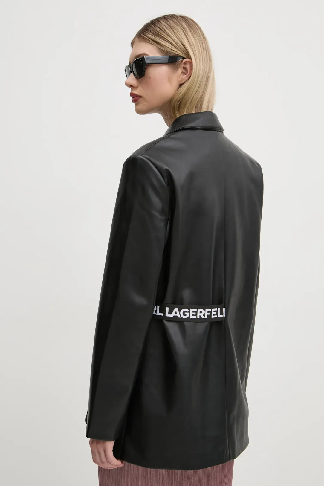 KARL LAGERFELD Giacca nera in ecopelle con chiusura asimmetrica a nastro logato