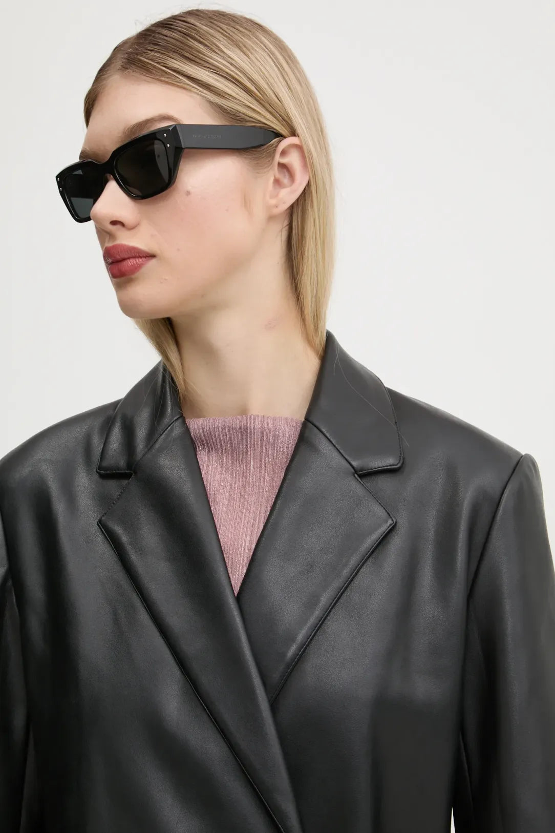 KARL LAGERFELD Giacca nera in ecopelle con chiusura asimmetrica a nastro logato