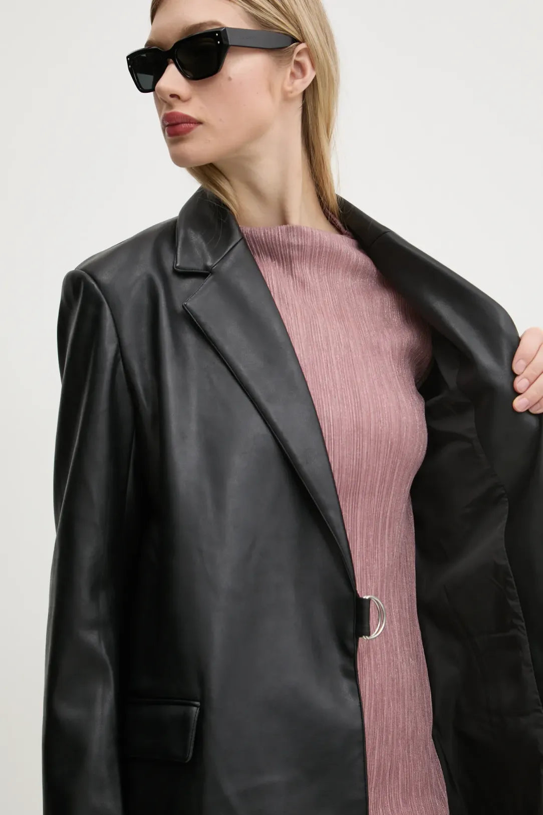 KARL LAGERFELD Giacca nera in ecopelle con chiusura asimmetrica a nastro logato