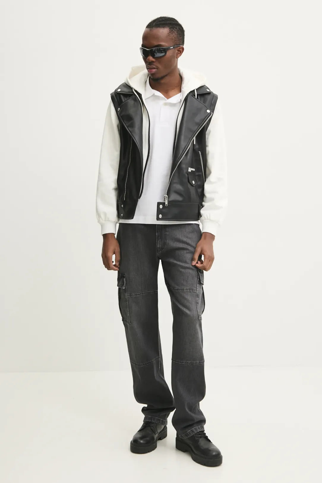 KARL LAGERFELD Giubbotto da uomo in ecopelle nera con maniche, pettorina e cappuccio staccabile