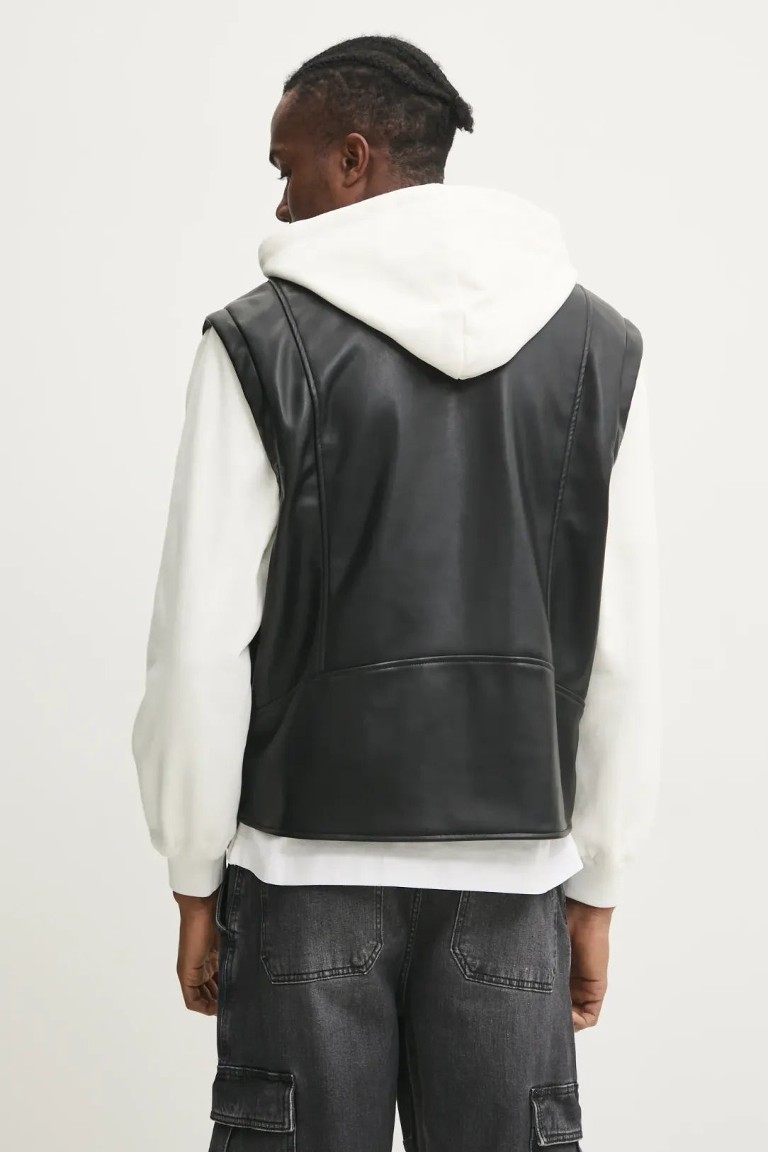 KARL LAGERFELD Giubbotto da uomo in ecopelle nera con maniche, pettorina e cappuccio staccabile