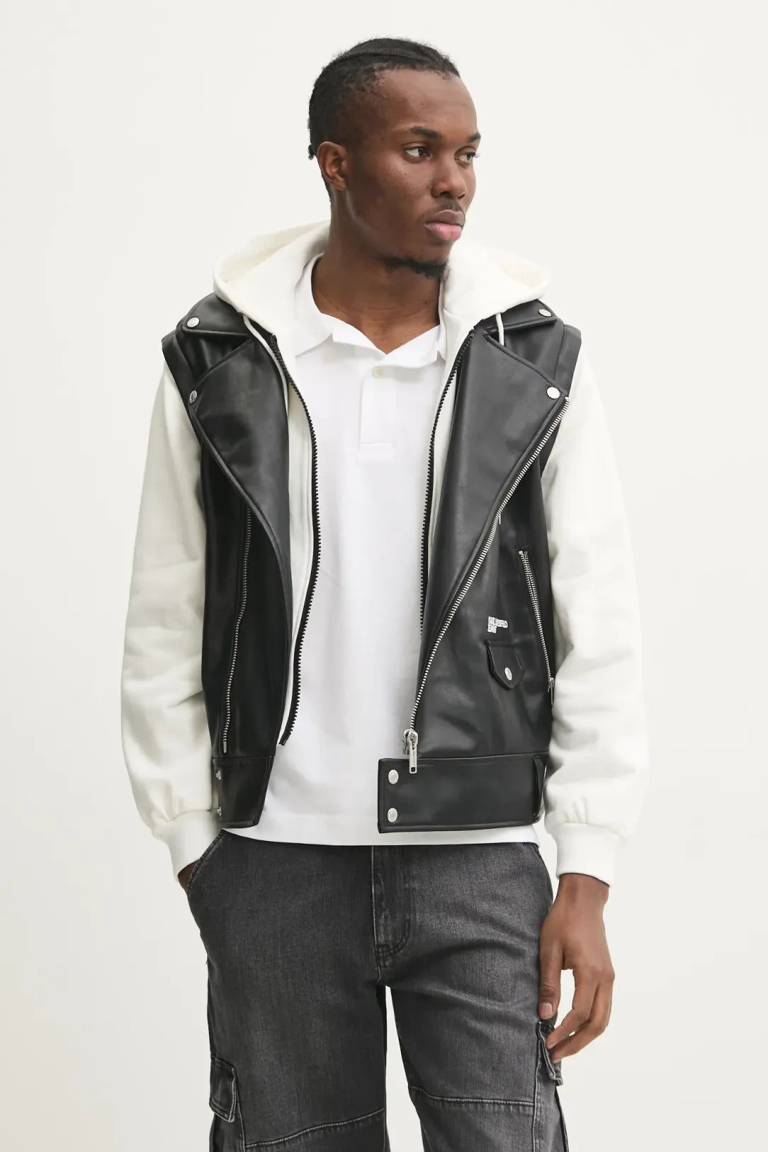 KARL LAGERFELD Giubbotto da uomo in ecopelle nera con maniche, pettorina e cappuccio staccabile