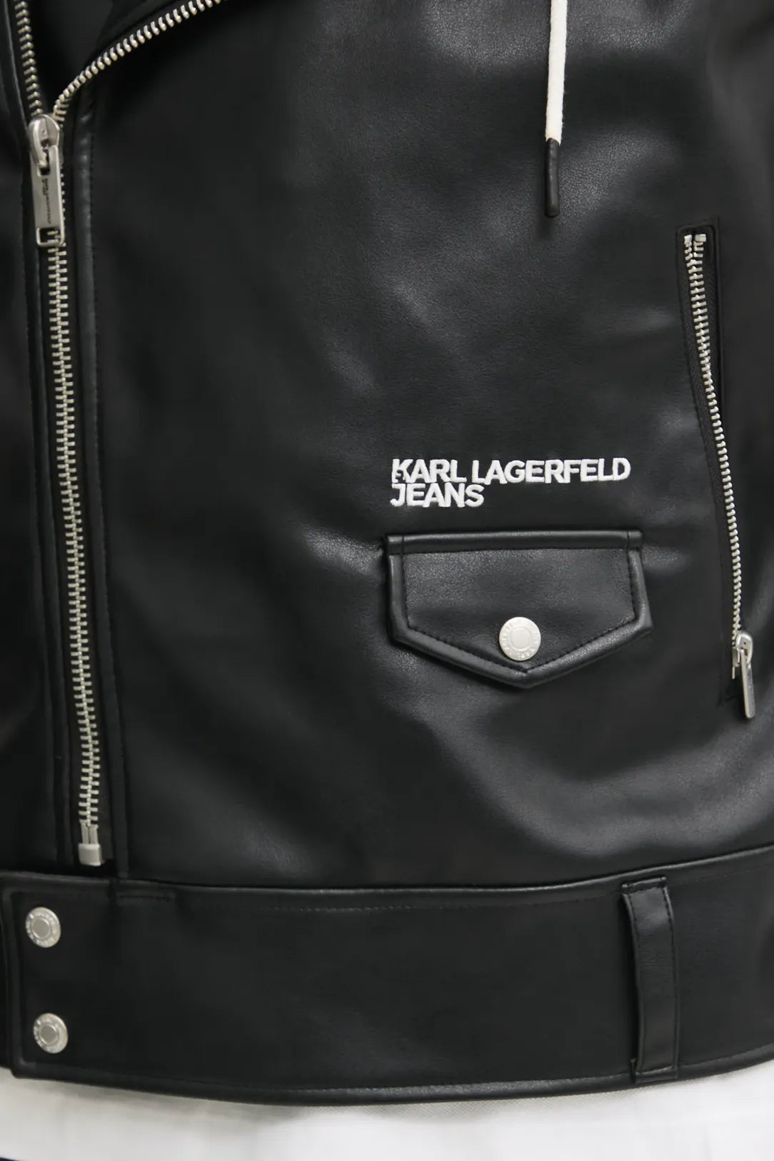 KARL LAGERFELD Giubbotto da uomo in ecopelle nera con maniche, pettorina e cappuccio staccabile