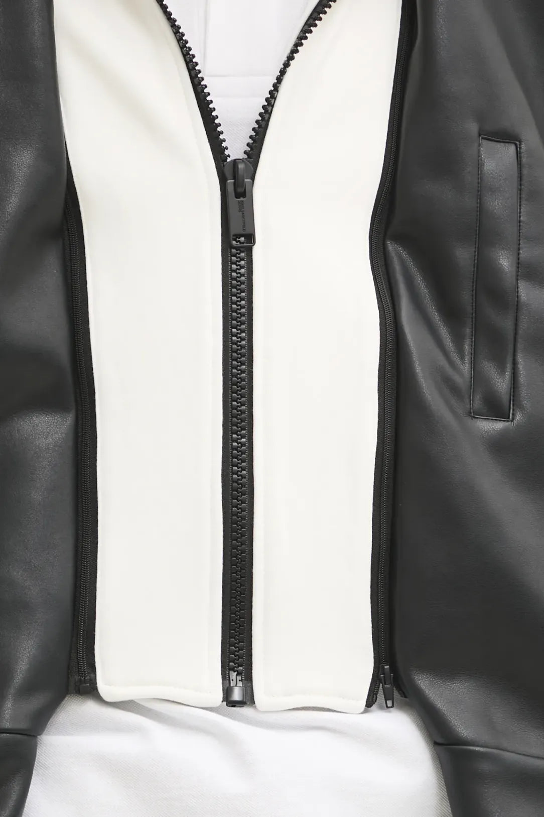 KARL LAGERFELD Giubbotto da uomo in ecopelle nera con maniche, pettorina e cappuccio staccabile