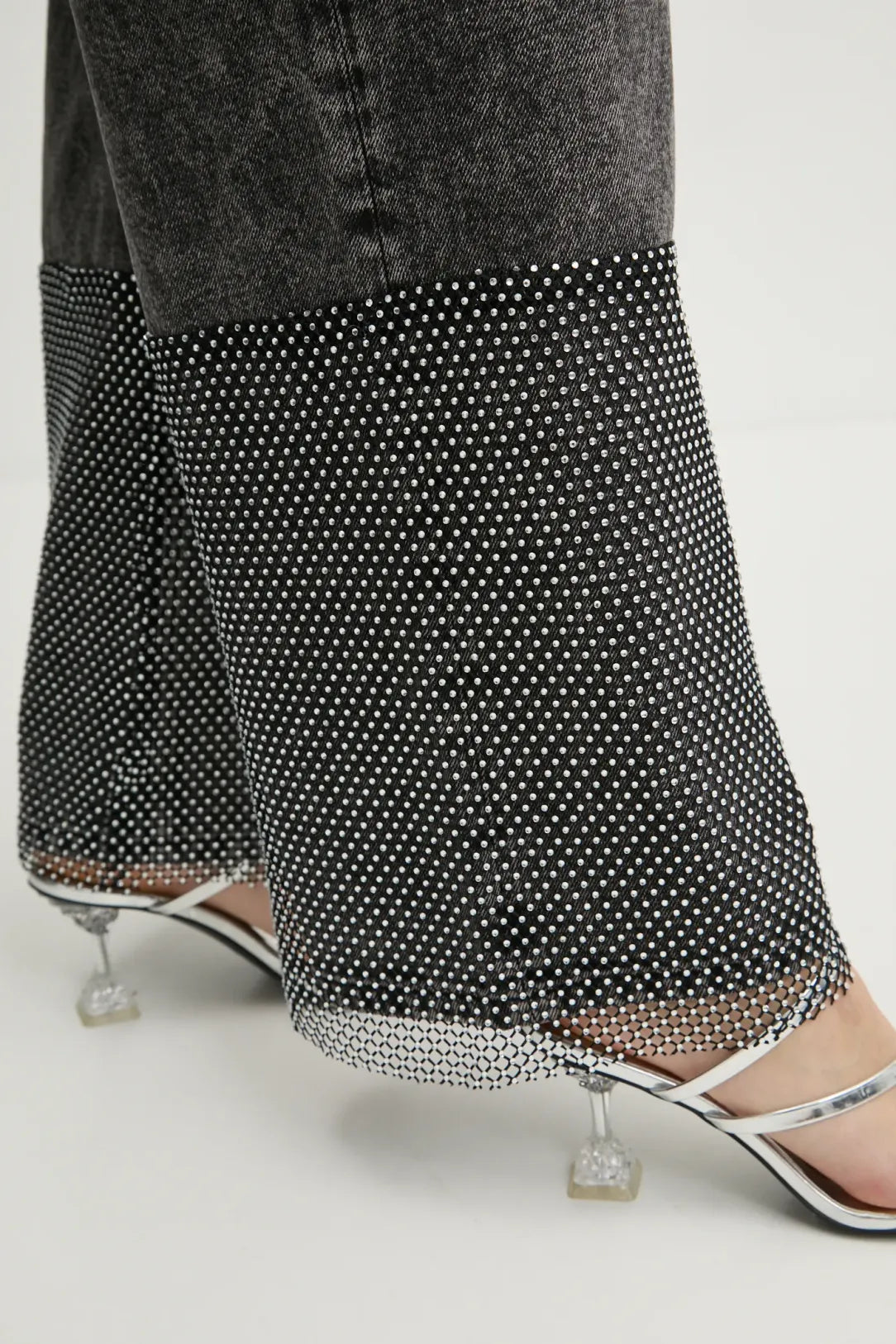 KARL LAGERFELD Jeans largo con inserto sul fondo di rete di strass