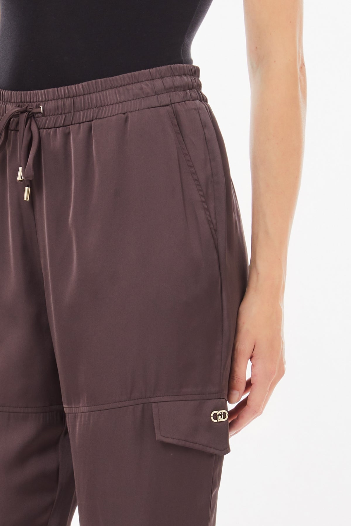 LIU JO Pantaloni jogger cargo in raso marrone con molla sul fondo