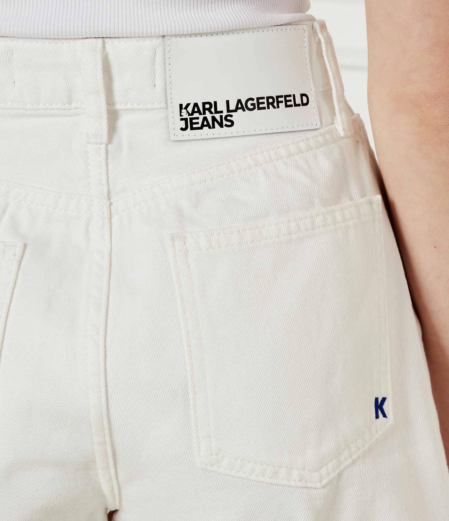 KARL LAGERFELD Shorts in denim bianco sfrangiati con cinta logata nera vita alta