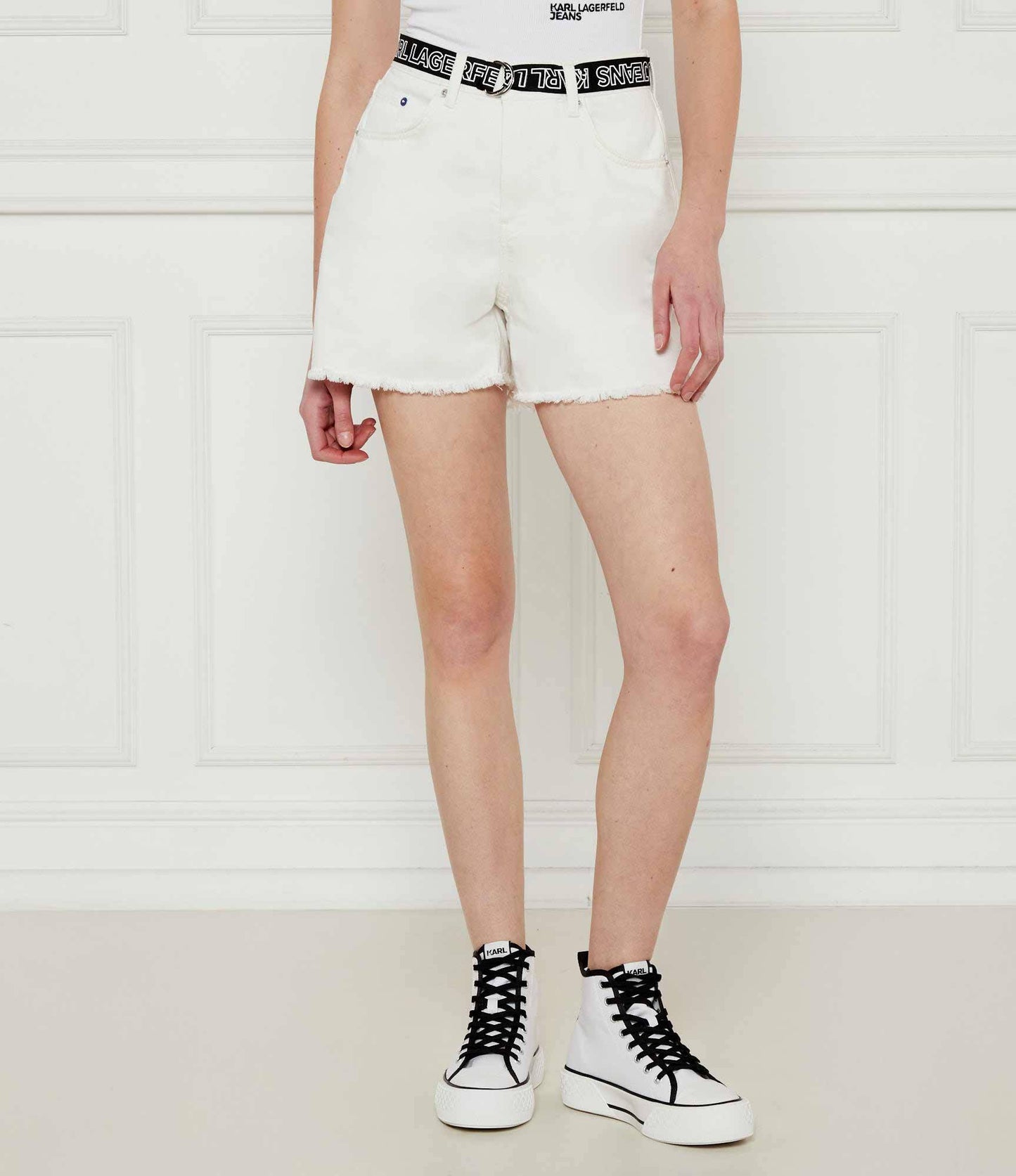 KARL LAGERFELD Shorts in denim bianco sfrangiati con cinta logata nera vita alta