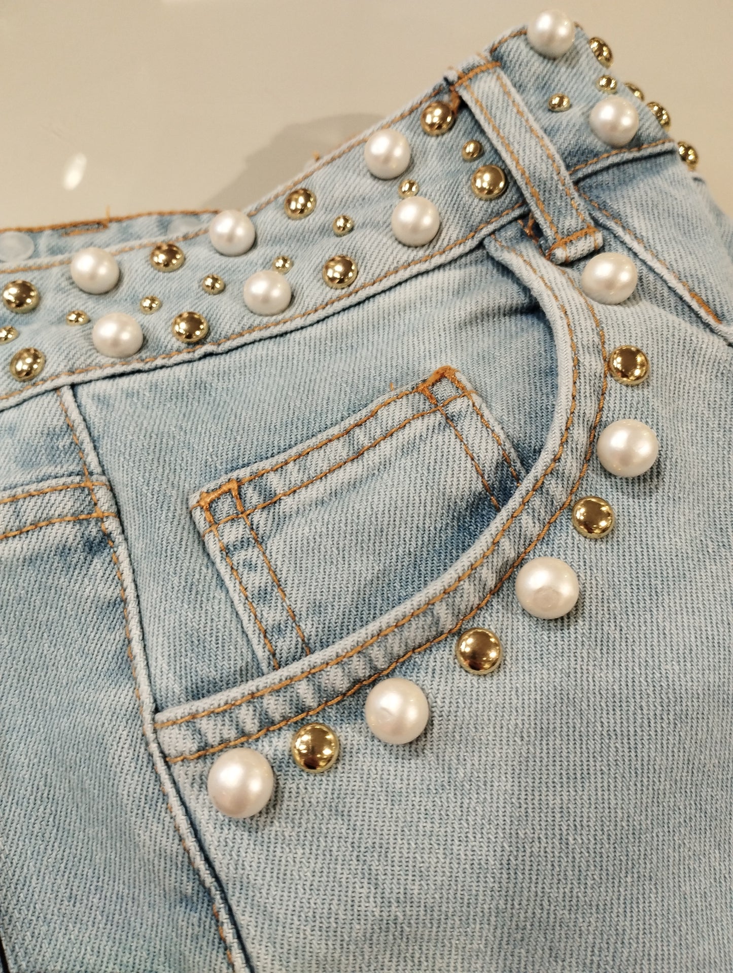 KOCCA Jeans donna chiaro con perle e studs gamba a palazzo e pinces