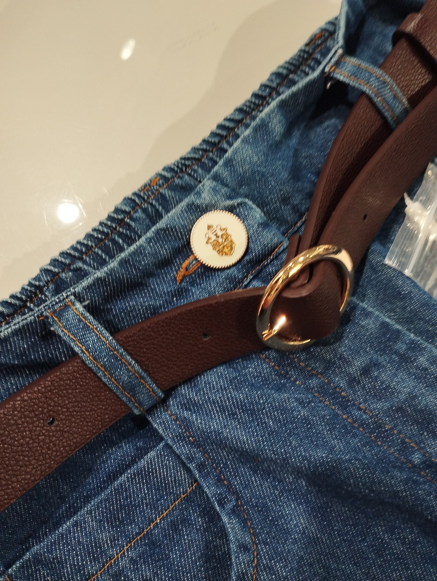 KOCCA Jeans ultraleggero gamba morbida con castoni e cintura mom fit