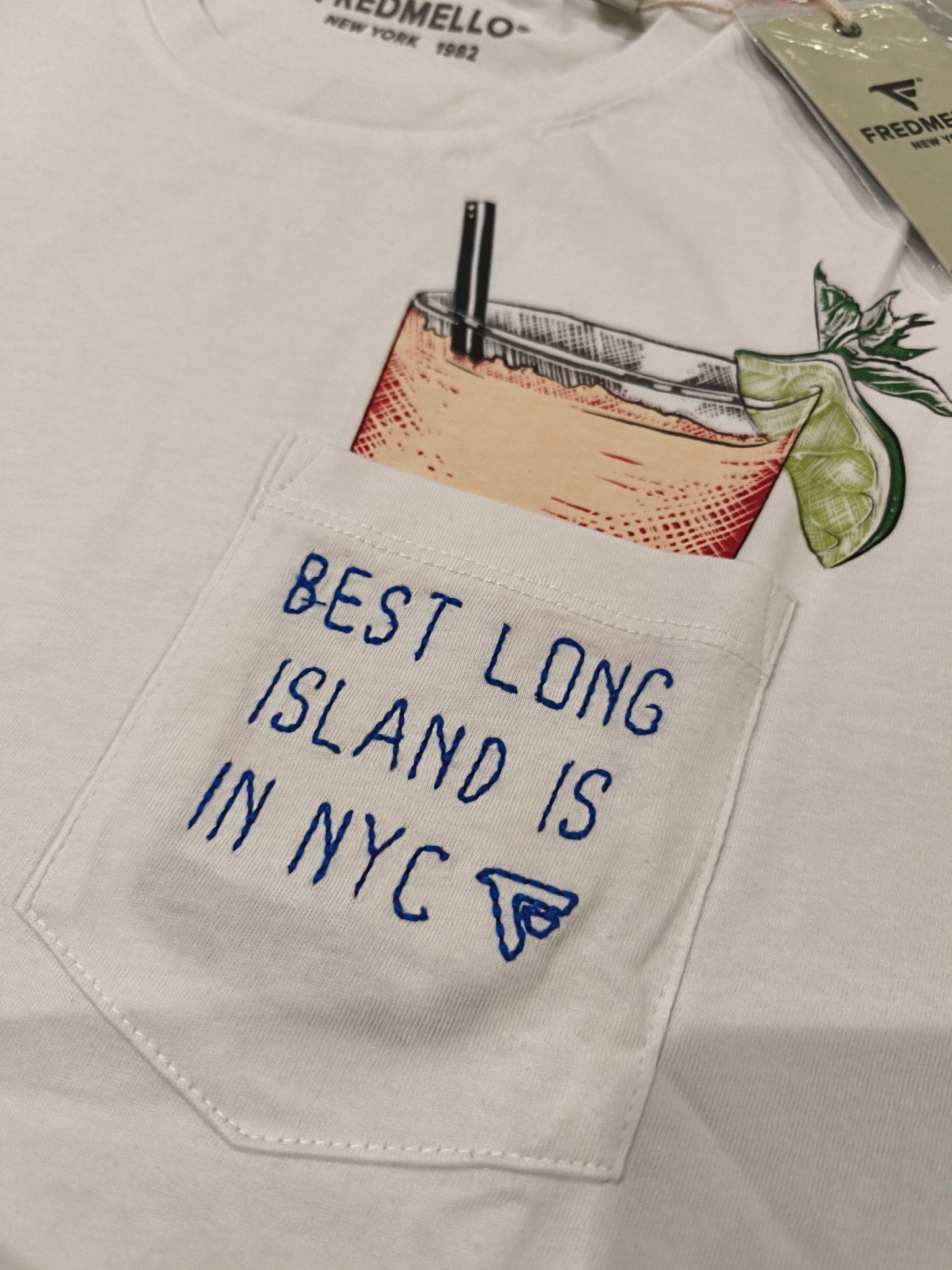 FRED MELLO T-shirt girocollo con taschino ricamato BEST LONG ISLAND IN NYC
