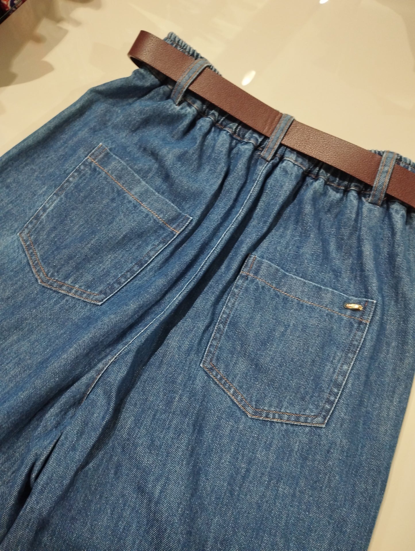 KOCCA Jeans ultraleggero gamba morbida con castoni e cintura mom fit