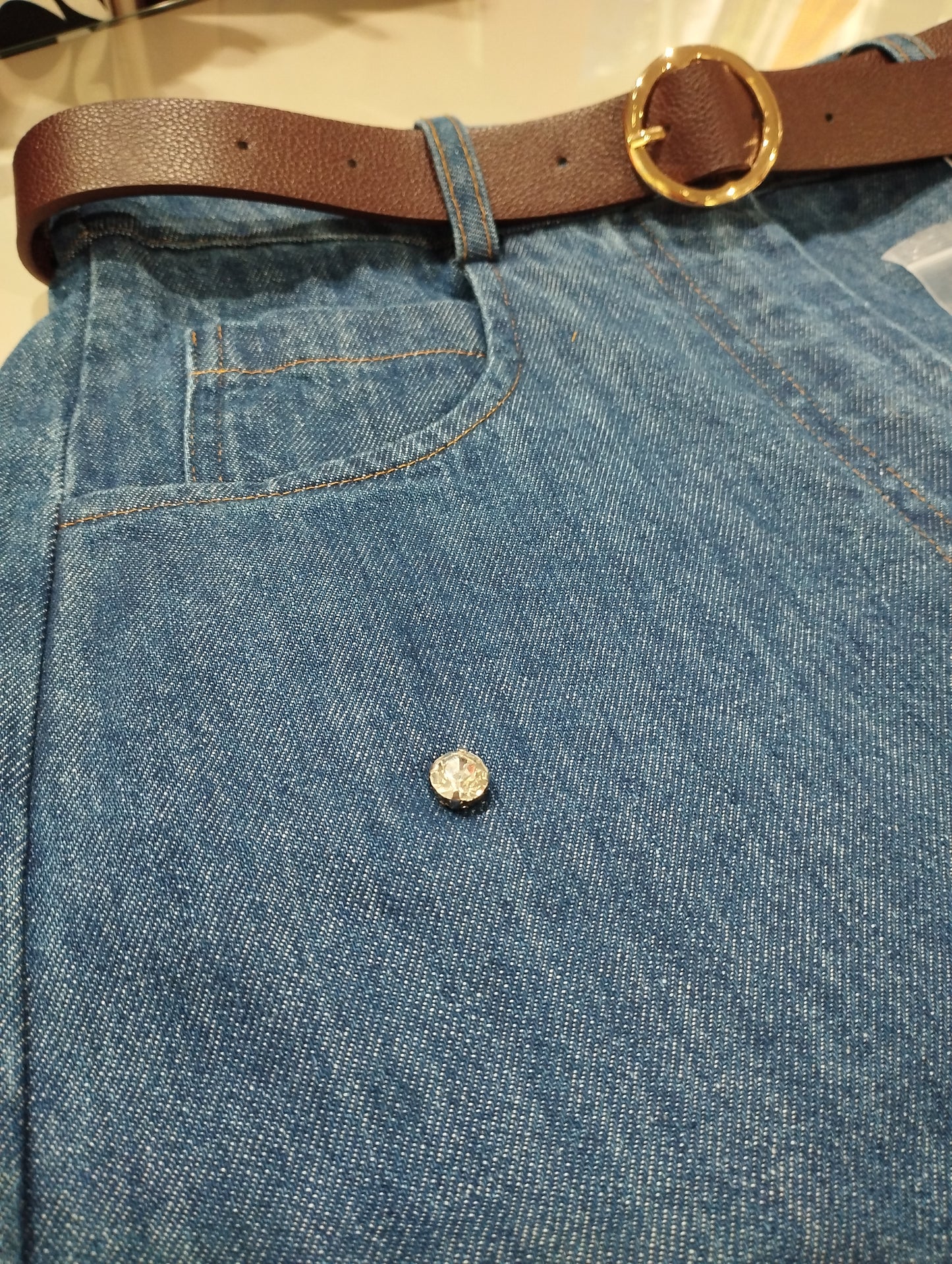 KOCCA Jeans ultraleggero gamba morbida con castoni e cintura mom fit