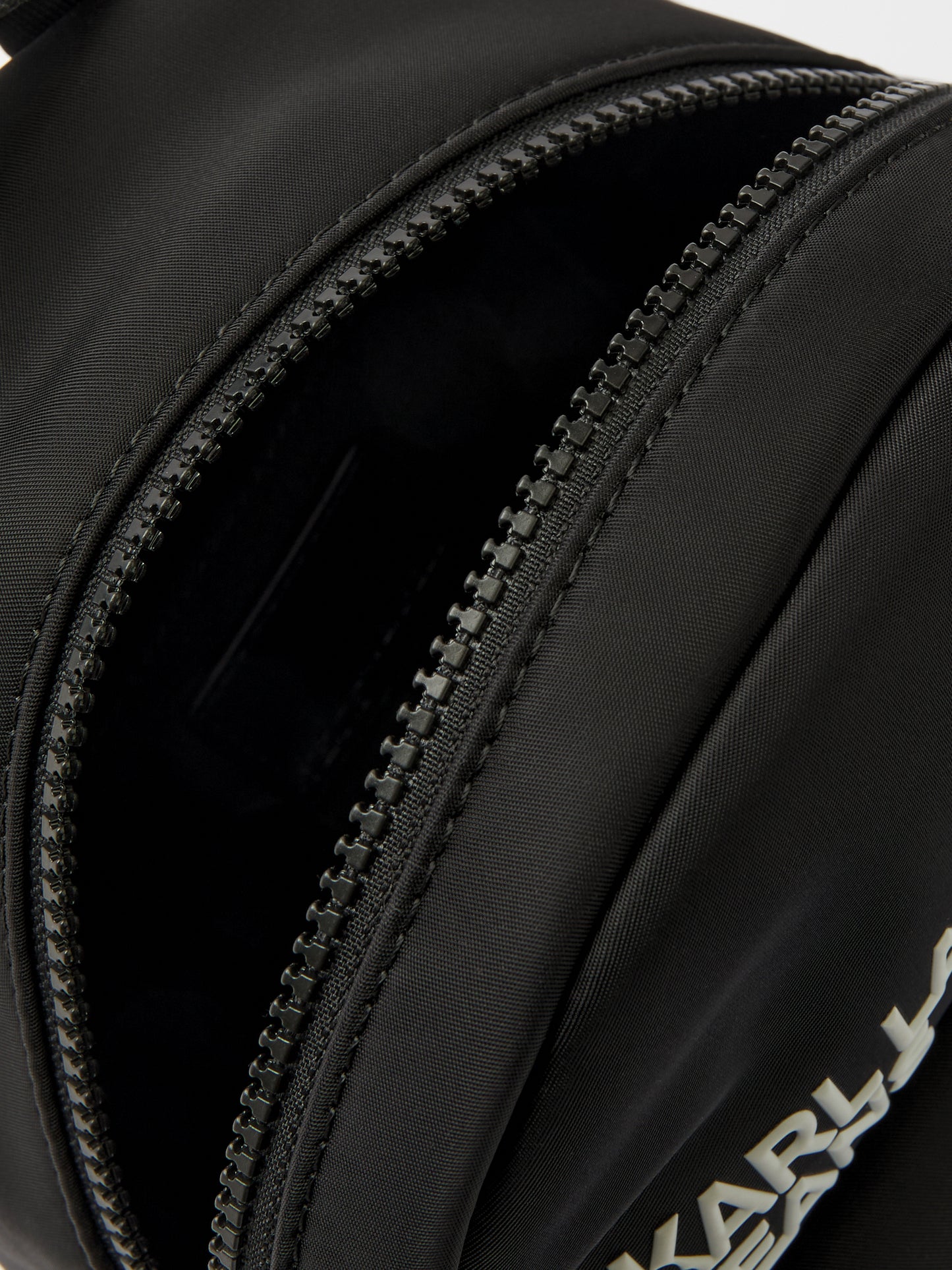 KARL LAGERFELD Borsa a tracolla donna nera e bianca con forma zainetto