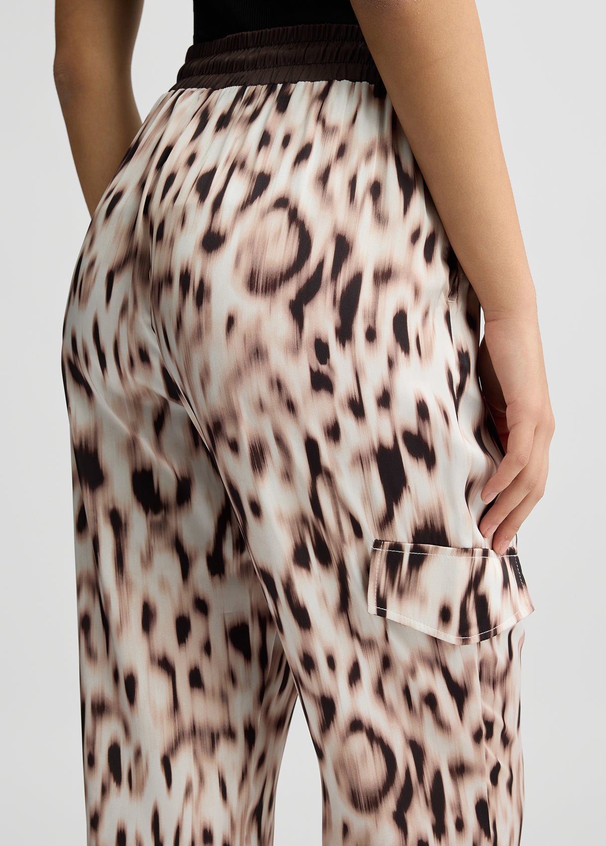 LIU JO Pantaloni jogger cargo in raso animalier marrone con molla sul fondo
