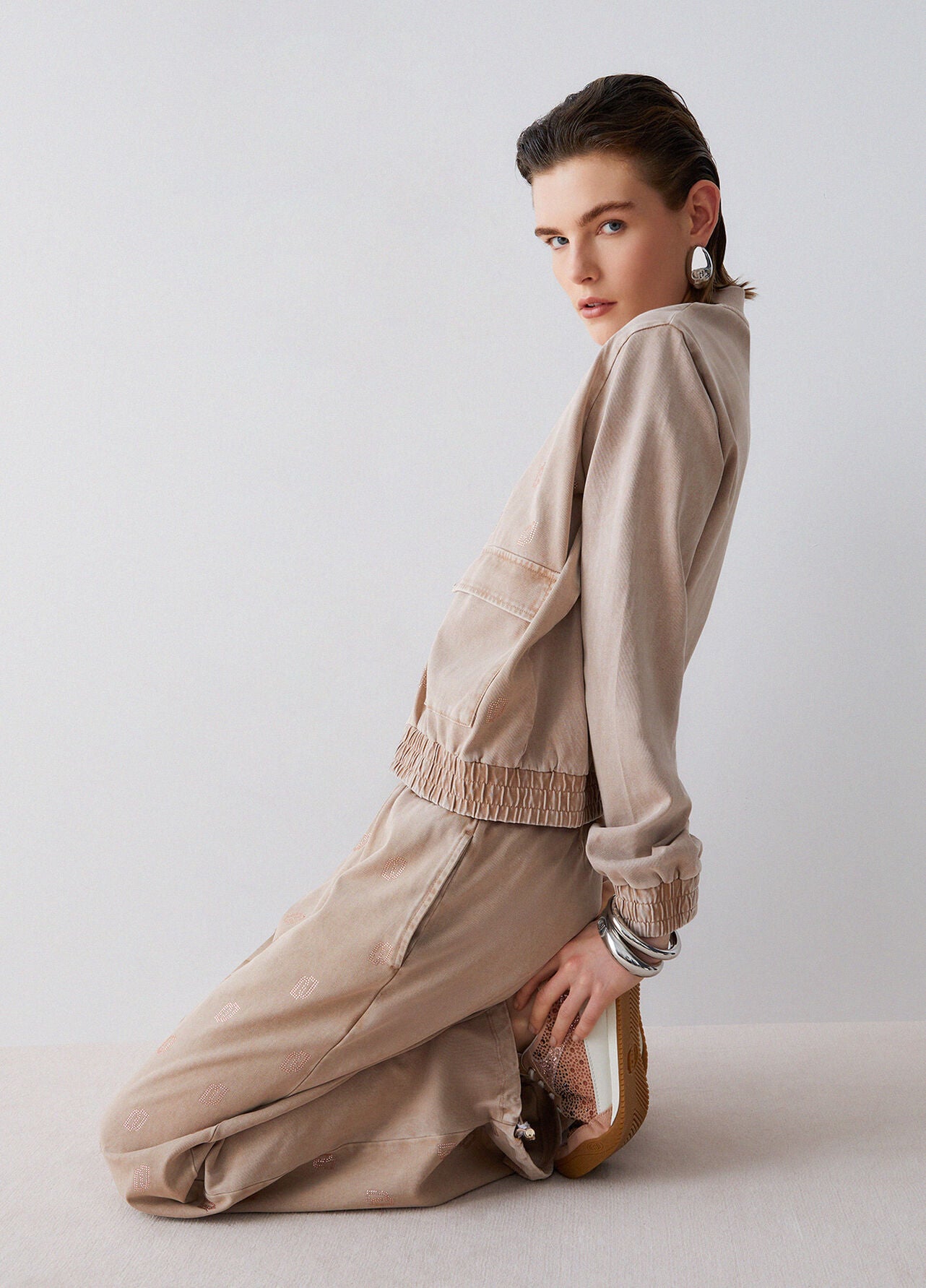 LIU JO Felpa modello bomber con bottoni e loghi strass allover