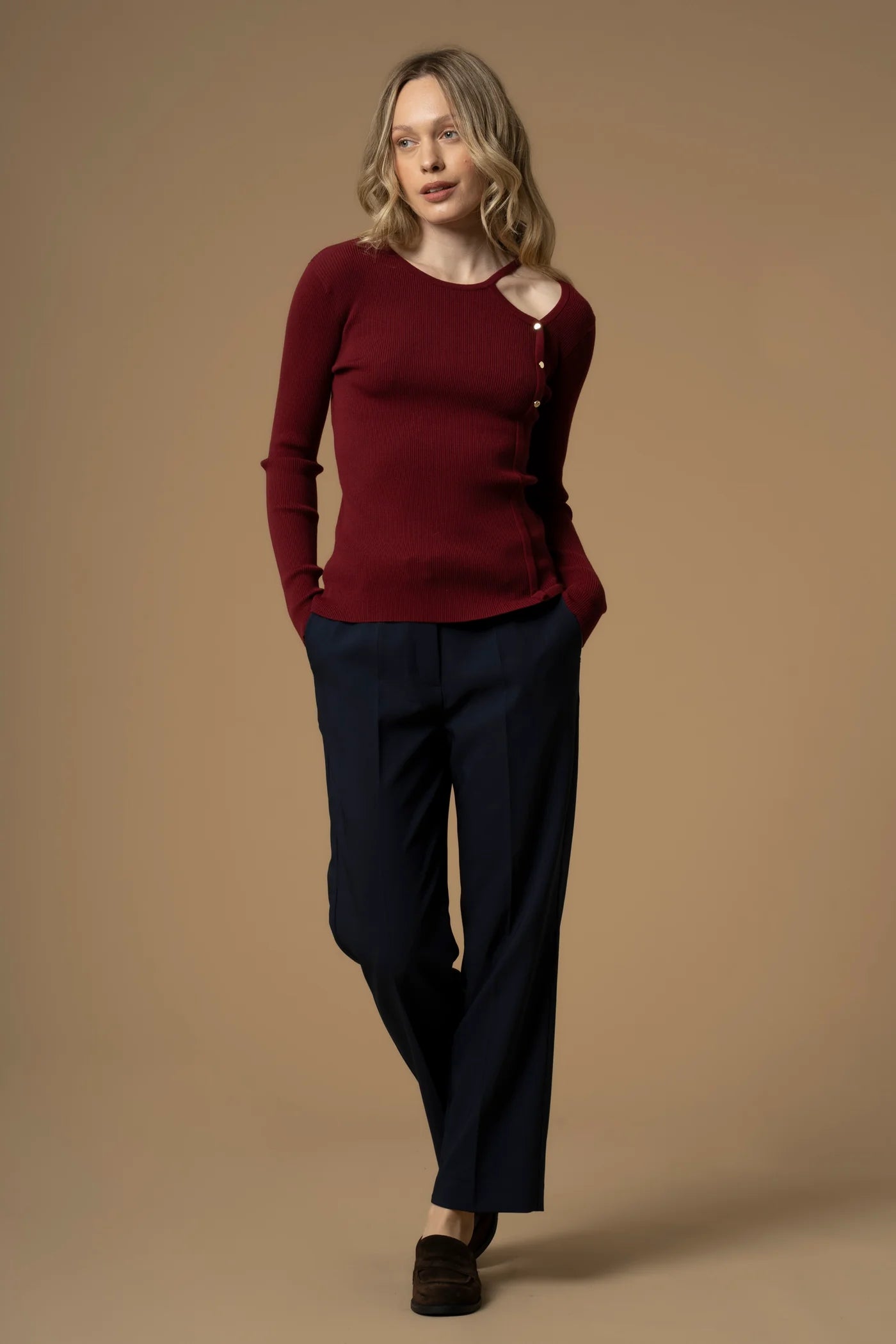 Maglia effetto cut-out con bottoni dorati BREDELE