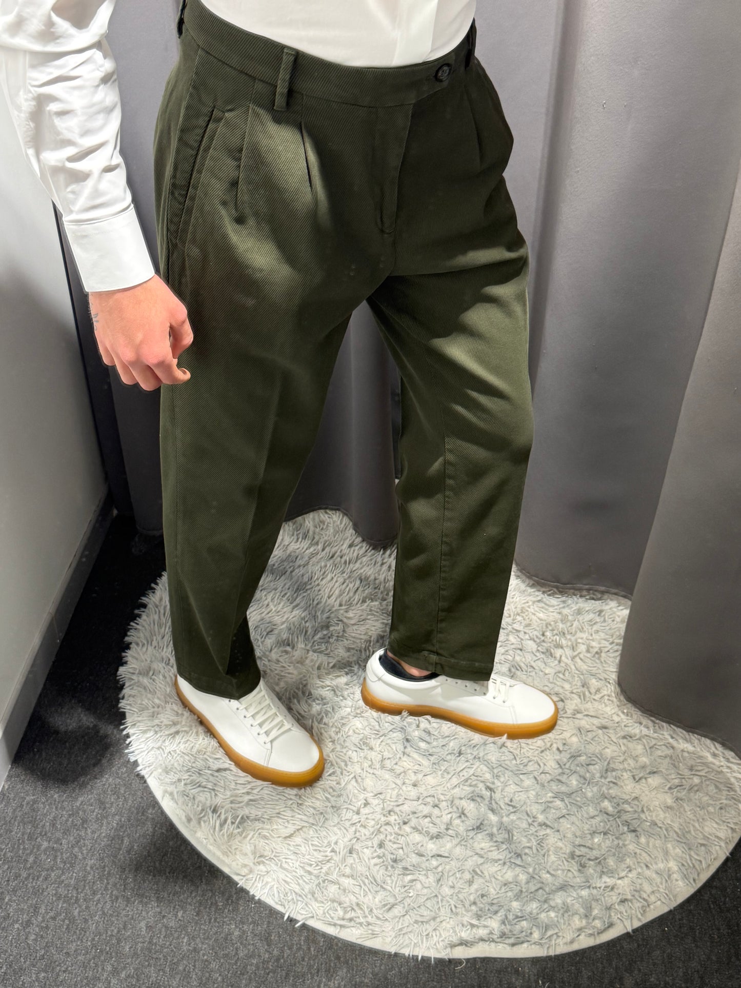 LIU JO Pantaloni con pinces in tessuto diagonale verde muschio