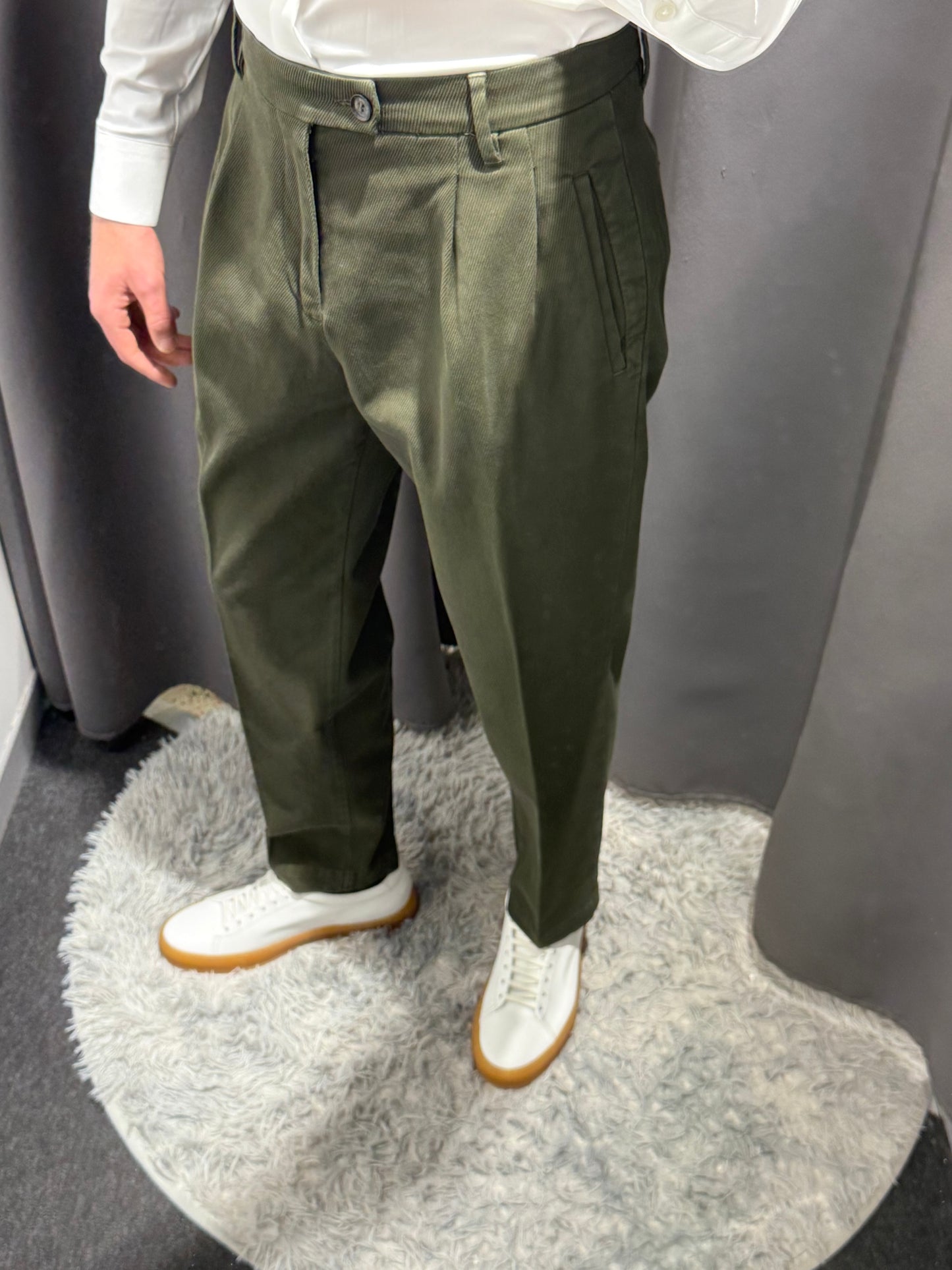 LIU JO Pantaloni con pinces in tessuto diagonale verde muschio