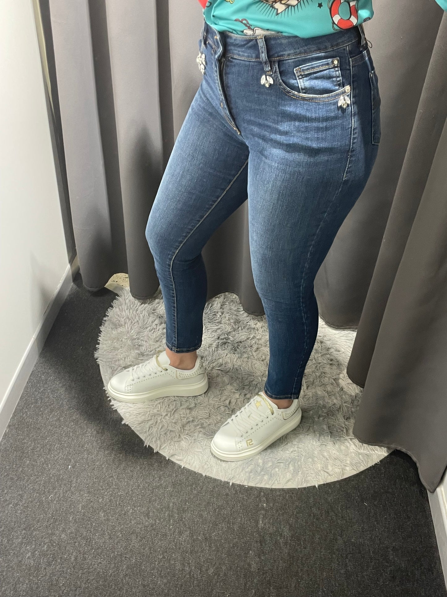 MARKUP Jeans gamba skinny con castoni sul bordo della tasca