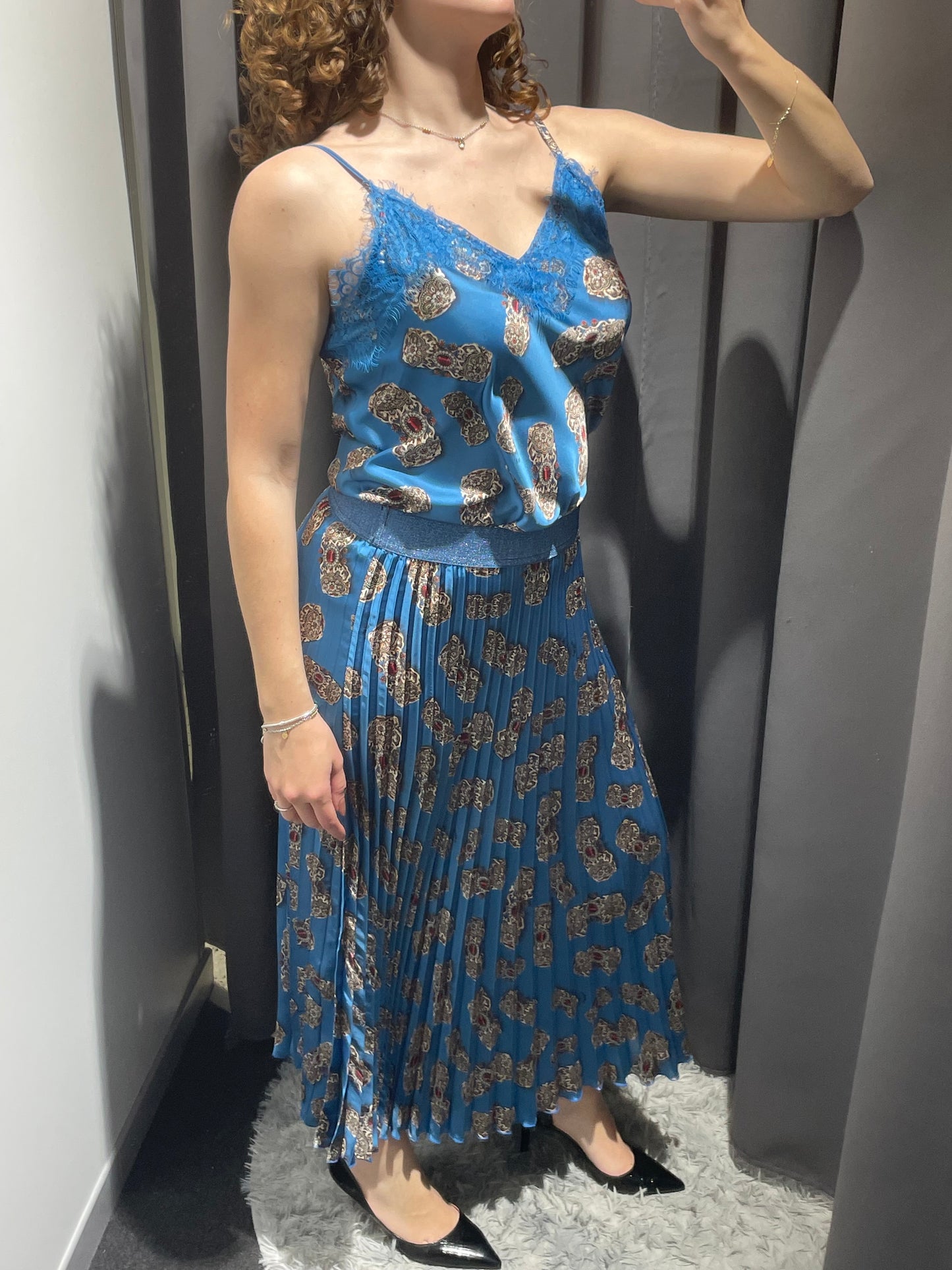 IL THÈ DELLE 5 Gonna plissé turchese con stampa bracciali e molla in vita