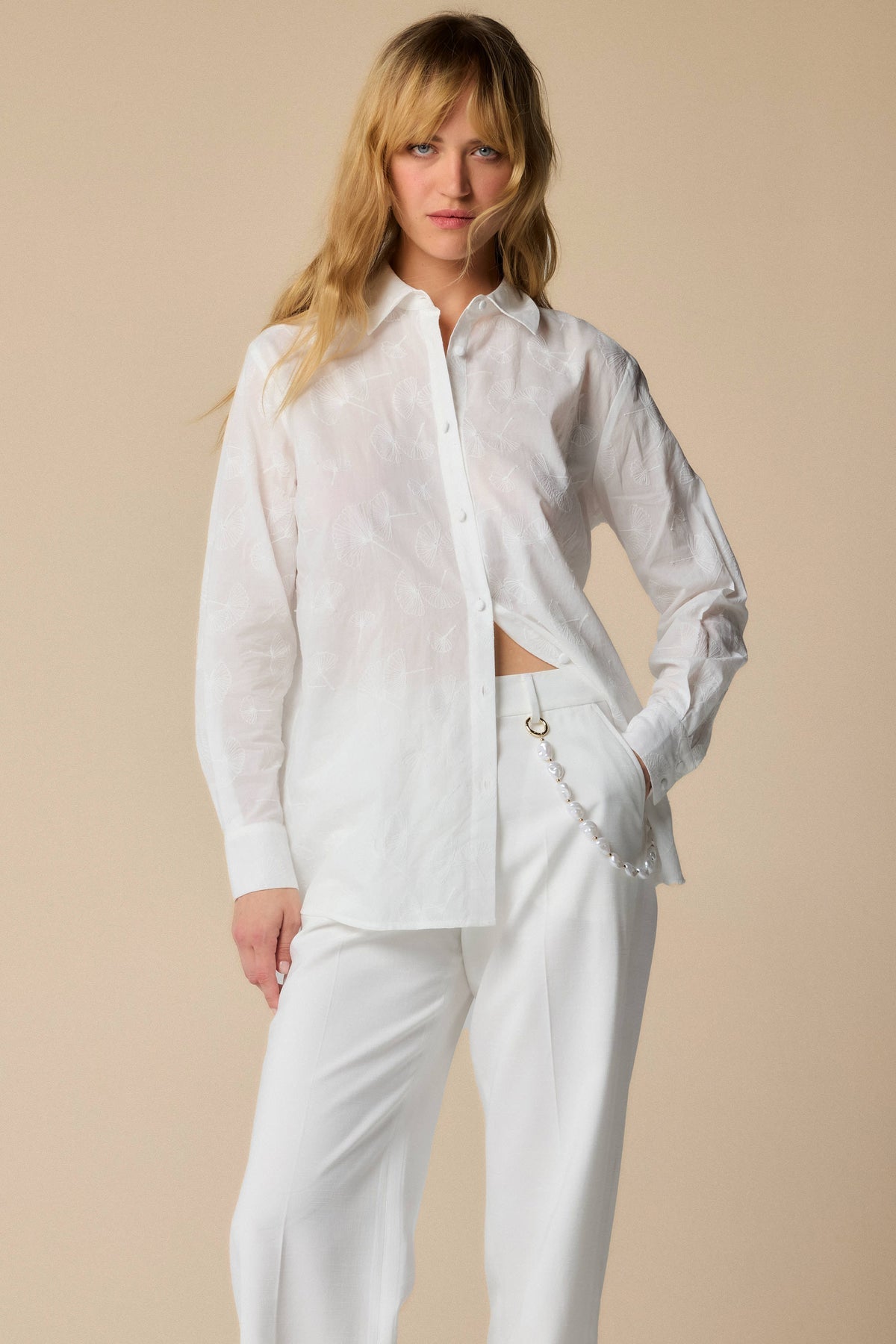 KOCCA Camicia in mussola di cotone ricamata tono su tono