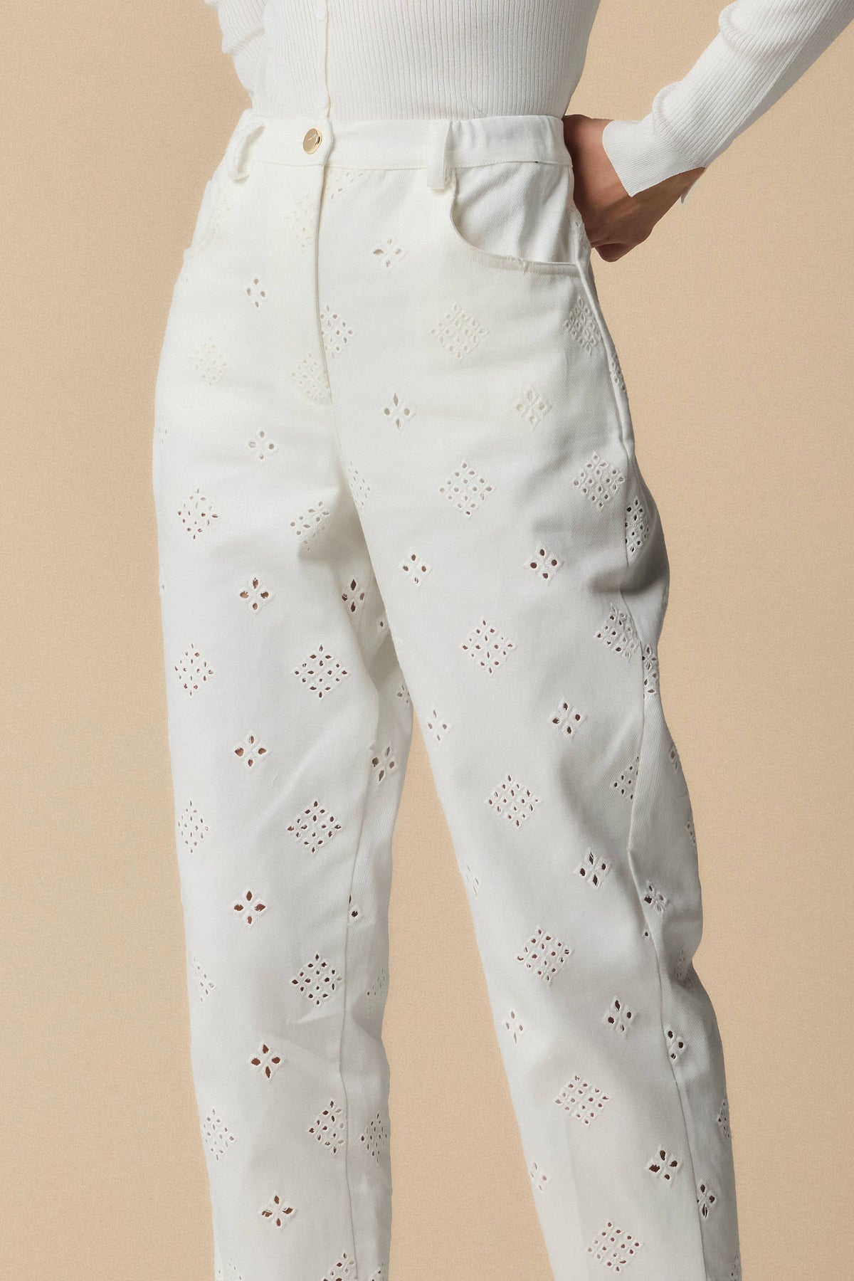 KOCCA Pantaloni cropped in pizzo sangallo bianco gamba mom fit